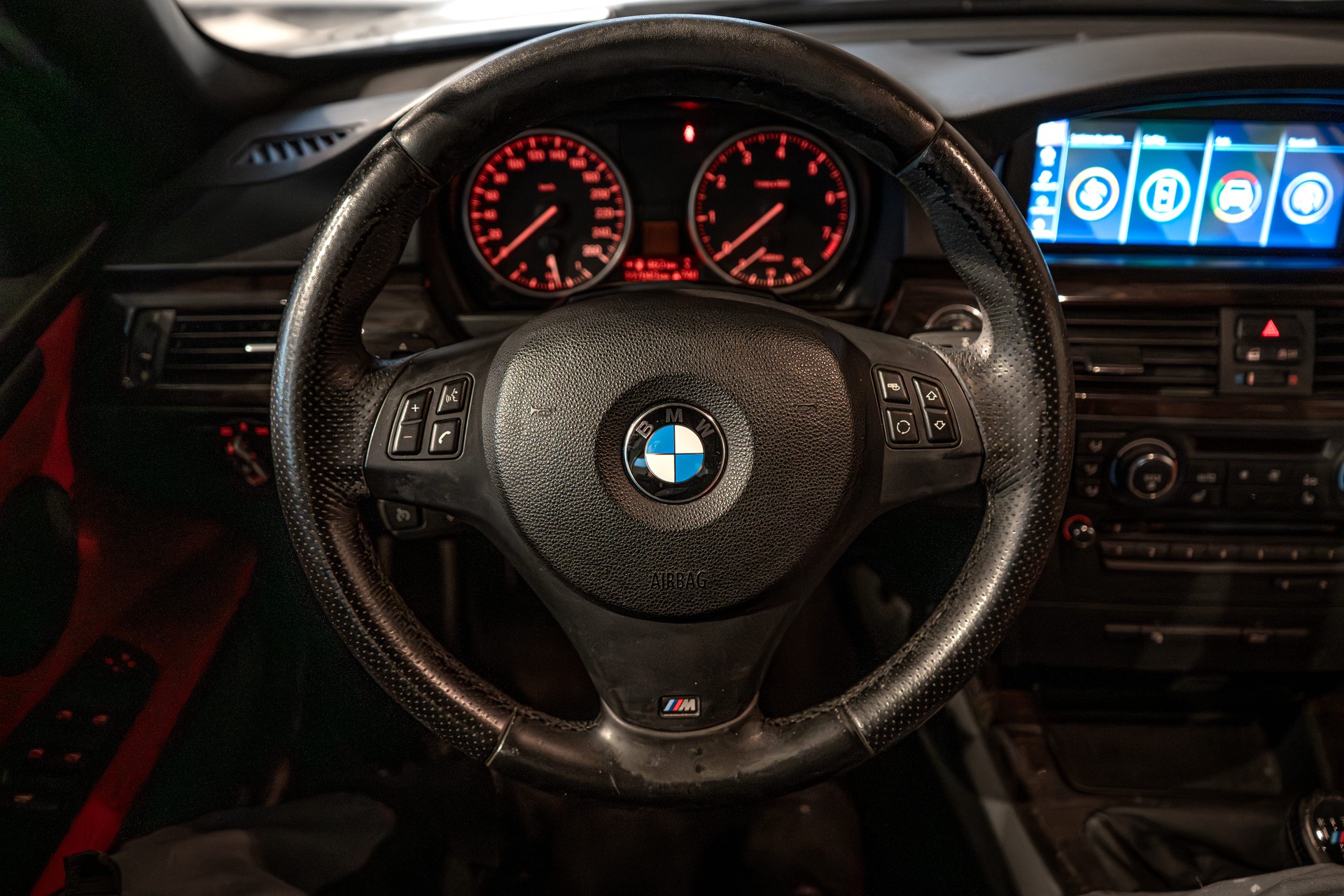 BMW 320i Cabriolet-image-8