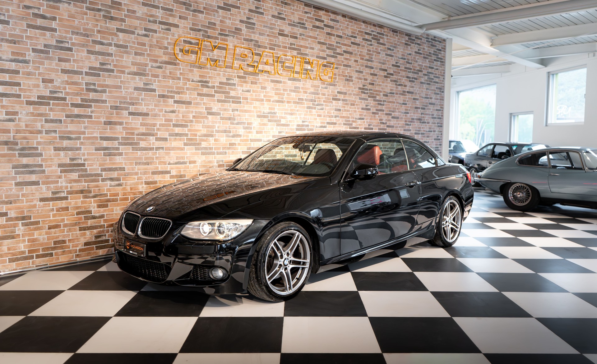 BMW 320i Cabriolet-image-0