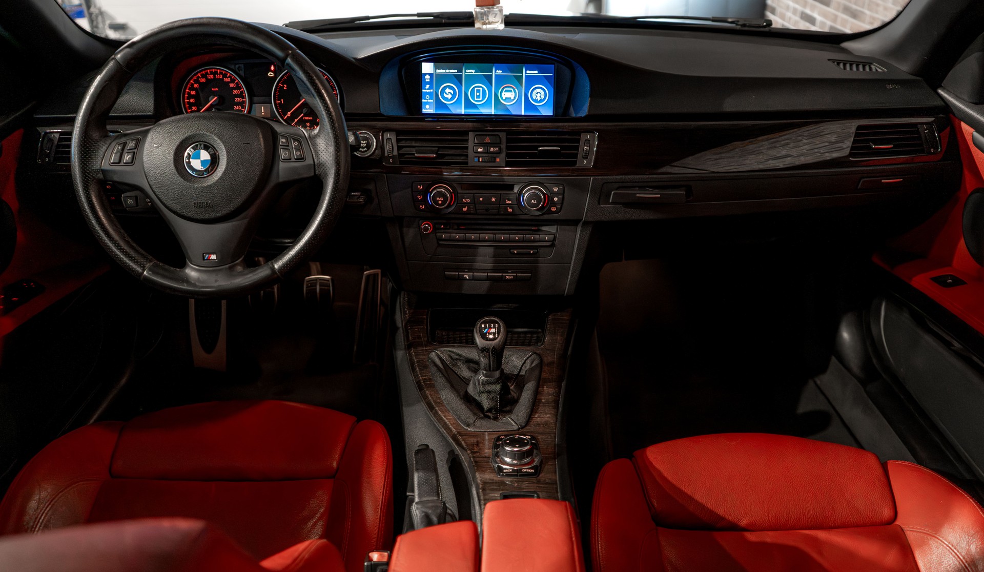BMW 320i Cabriolet-image-9
