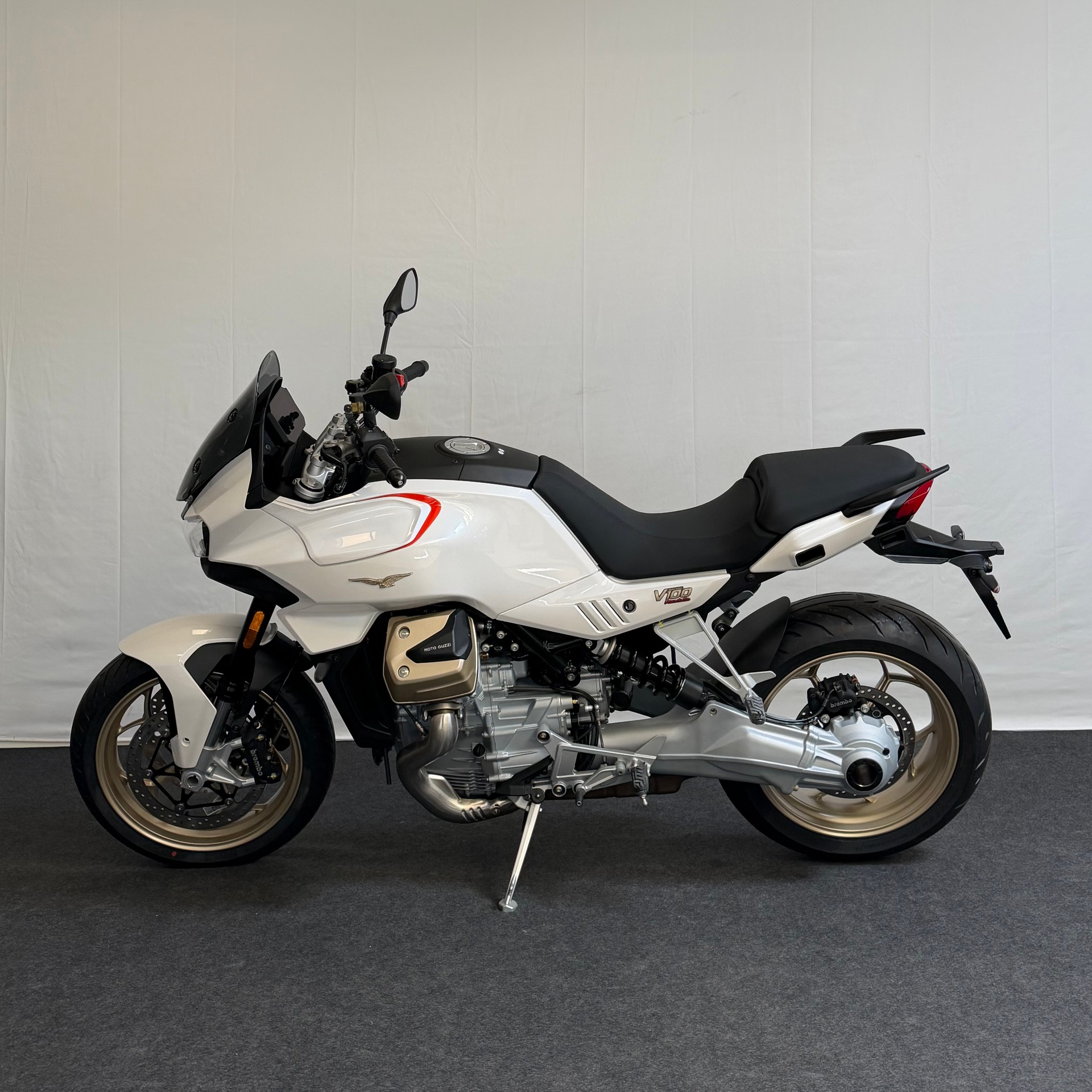 MOTO GUZZI V100 Mandello-showroom-element-3