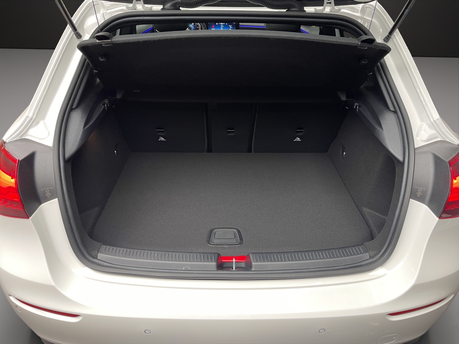 MERCEDES-BENZ A 250 e Kompaktlimousine with EQ Hybrid-image-10