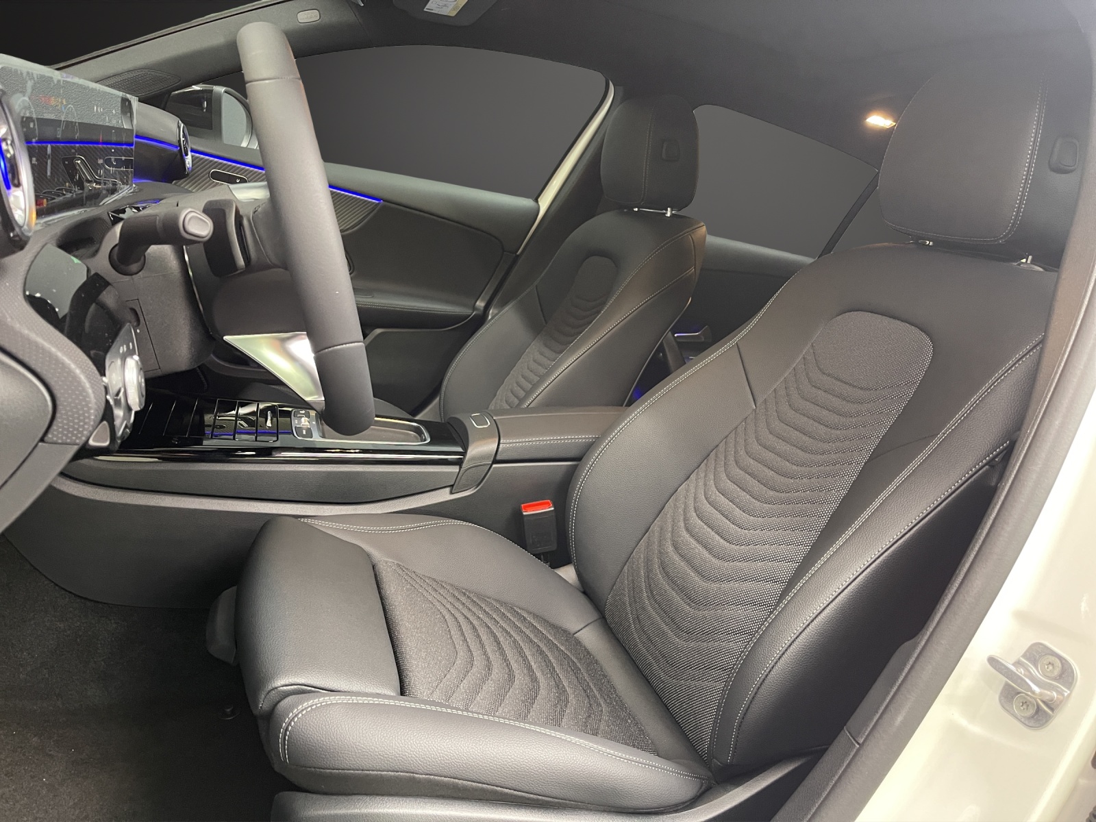 MERCEDES-BENZ A 250 e Kompaktlimousine with EQ Hybrid-image-6