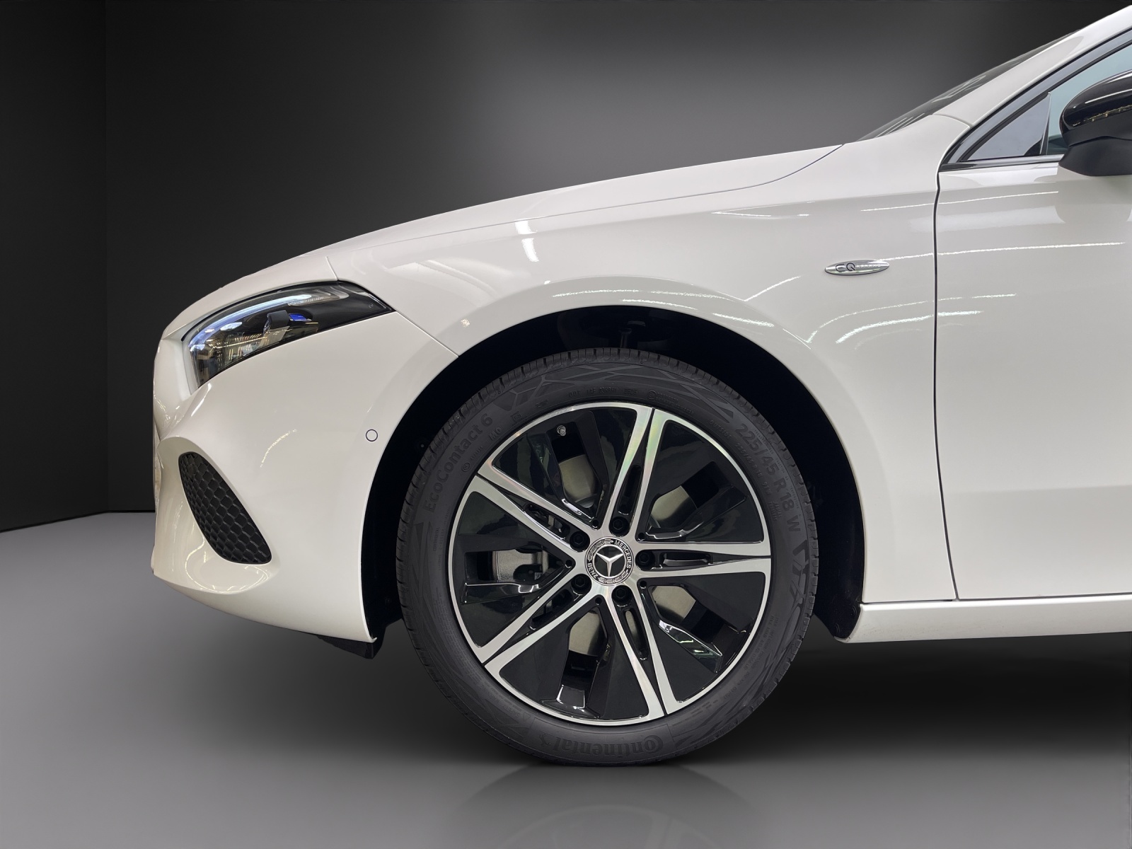 MERCEDES-BENZ A 250 e Kompaktlimousine with EQ Hybrid-image-11