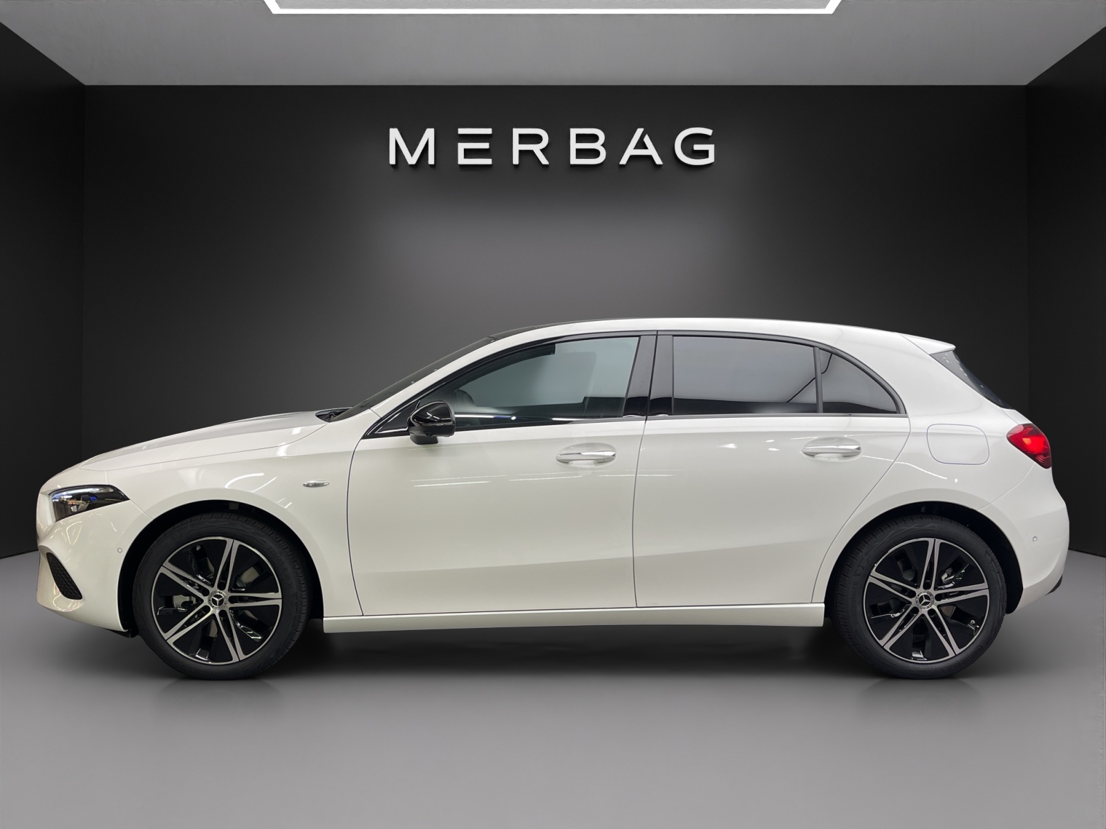 MERCEDES-BENZ A 250 e Kompaktlimousine with EQ Hybrid-image-2