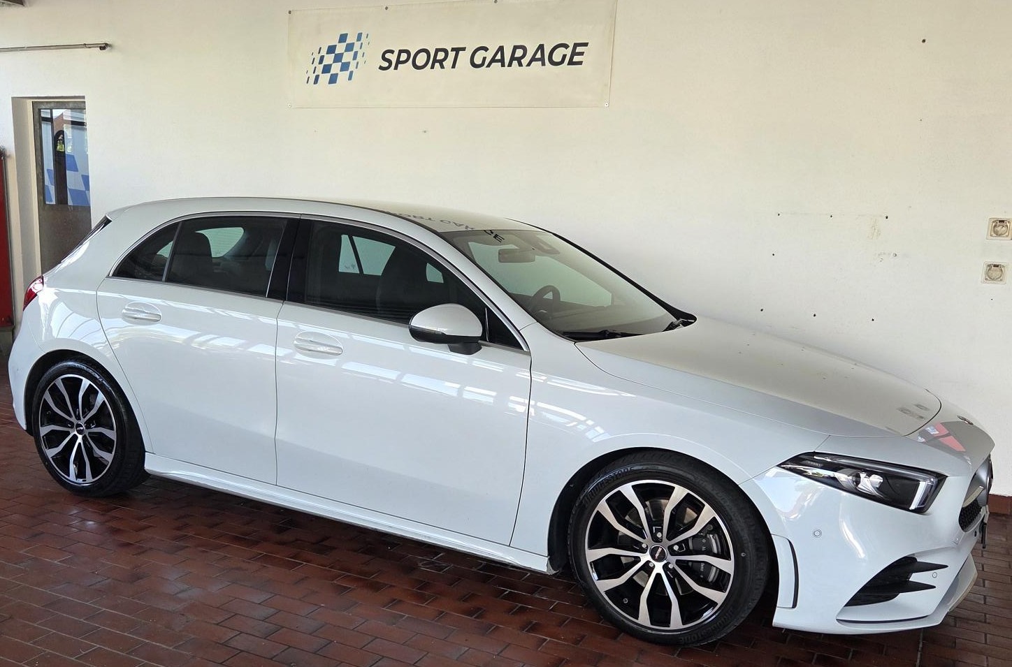 MERCEDES-BENZ A 220 AMG Line-image-3