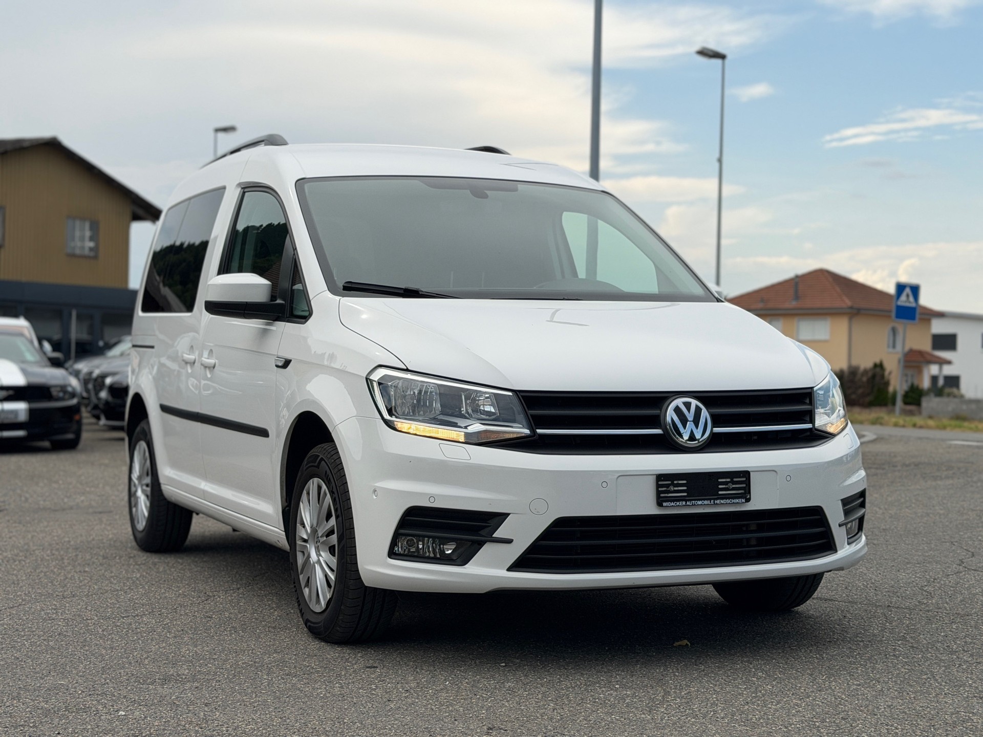 VW Caddy 2.0 TDI Highline DSG-image-2