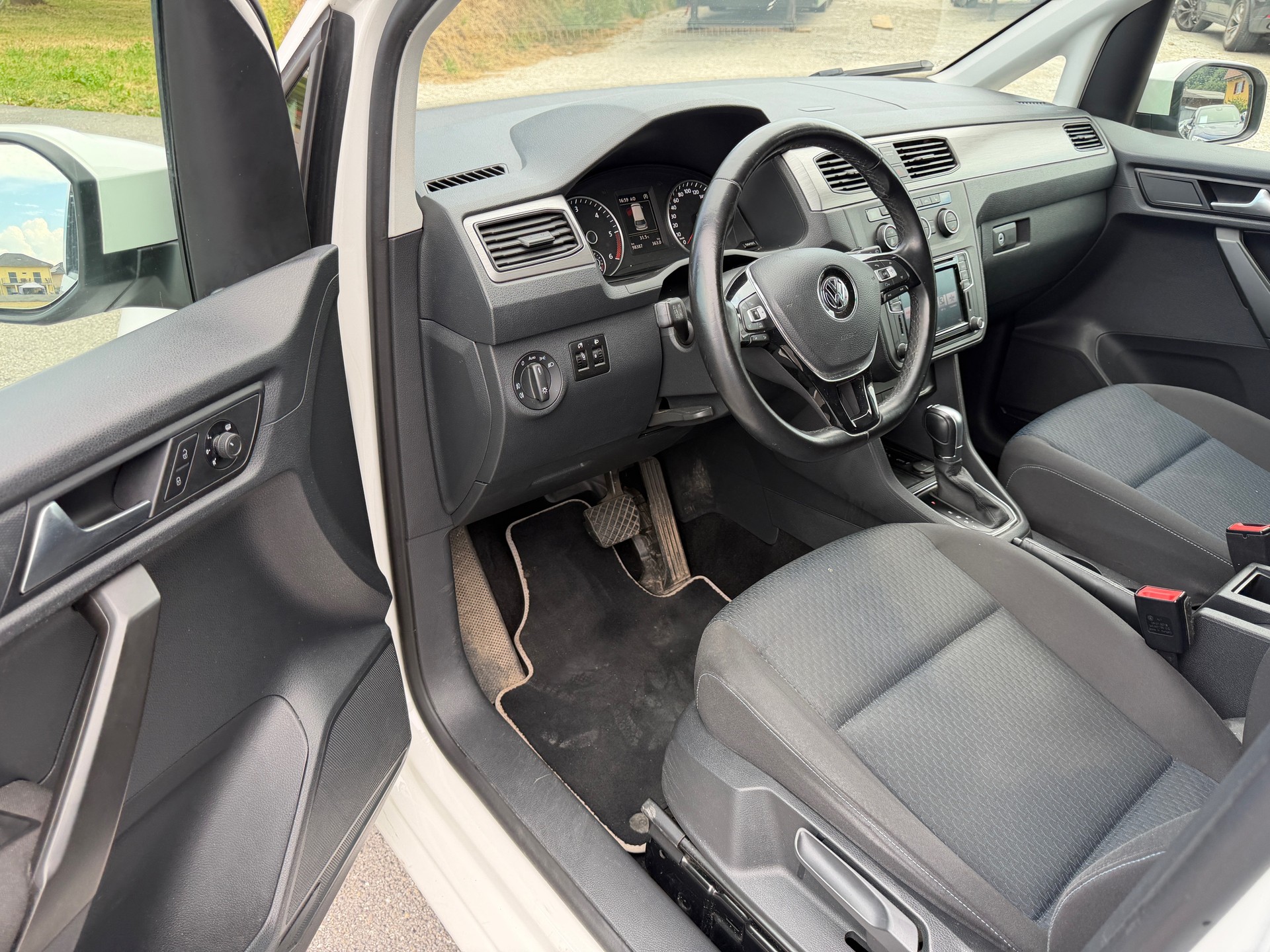 VW Caddy 2.0 TDI Highline DSG-image-9