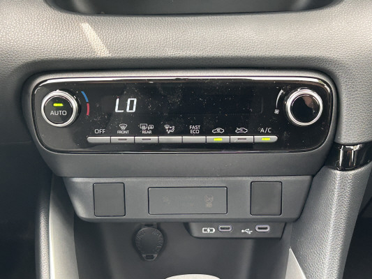TOYOTA Yaris 1.5 Comfort e-CVT-image-9