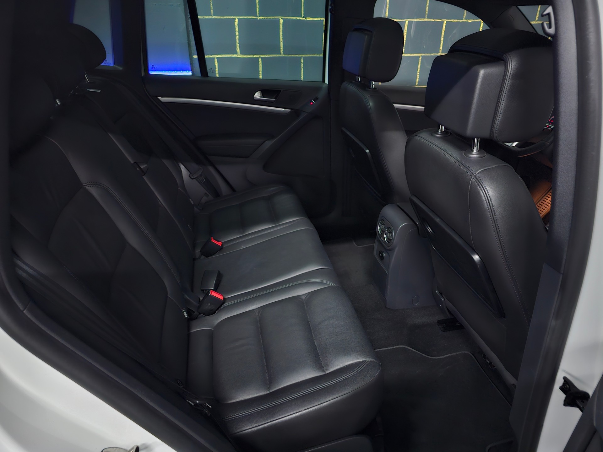 VW Tiguan 2.0 TSI R-Line Design 4Motion DSG-image-12