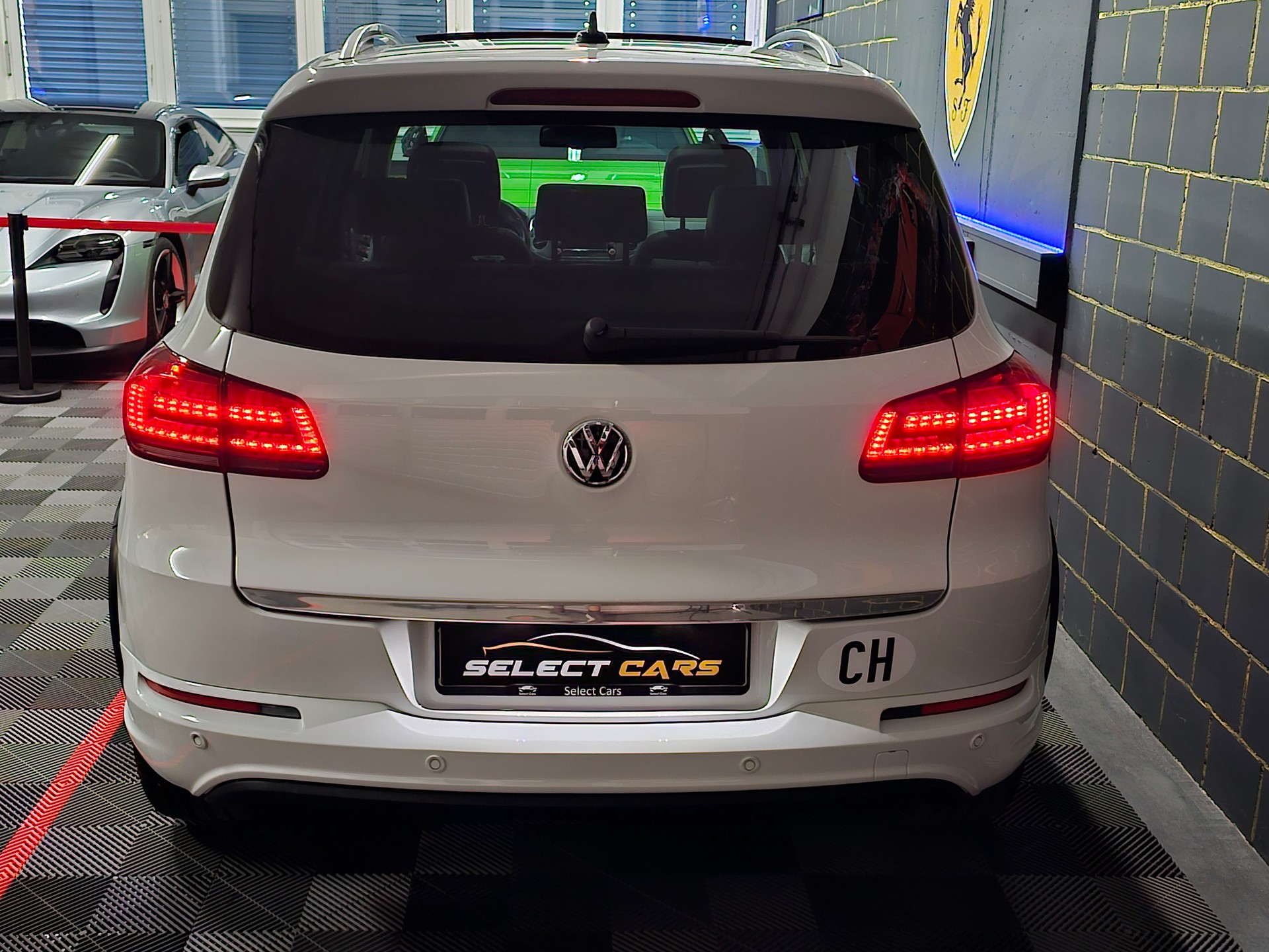VW Tiguan 2.0 TSI R-Line Design 4Motion DSG-image-7