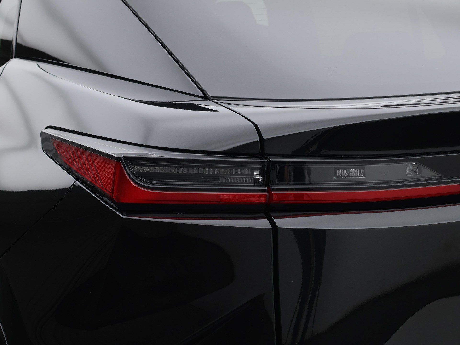 LEXUS RZ 450e Excellence-image-17