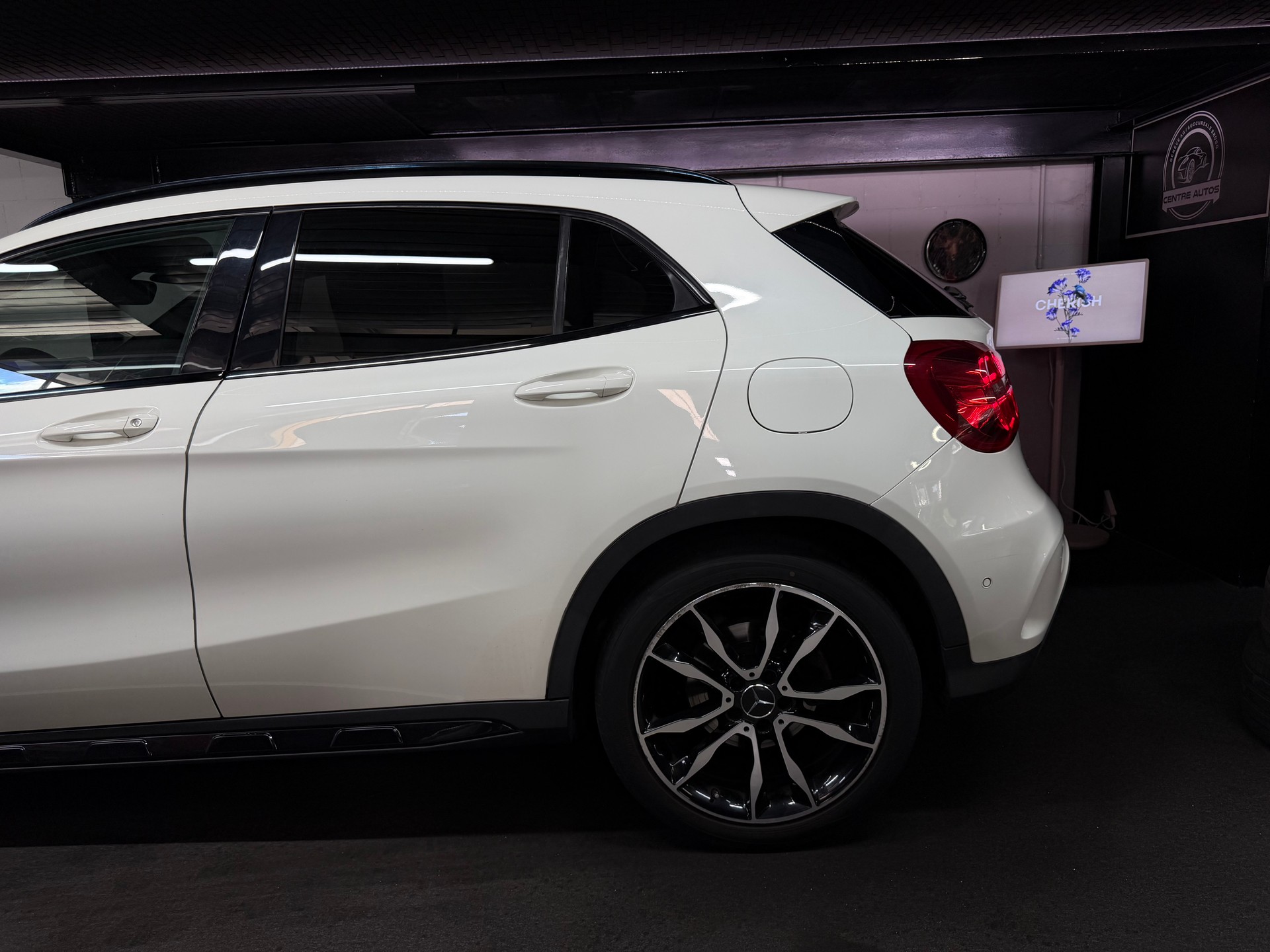 MERCEDES-BENZ GLA 200 AMG Line 7G-DCT-image-4