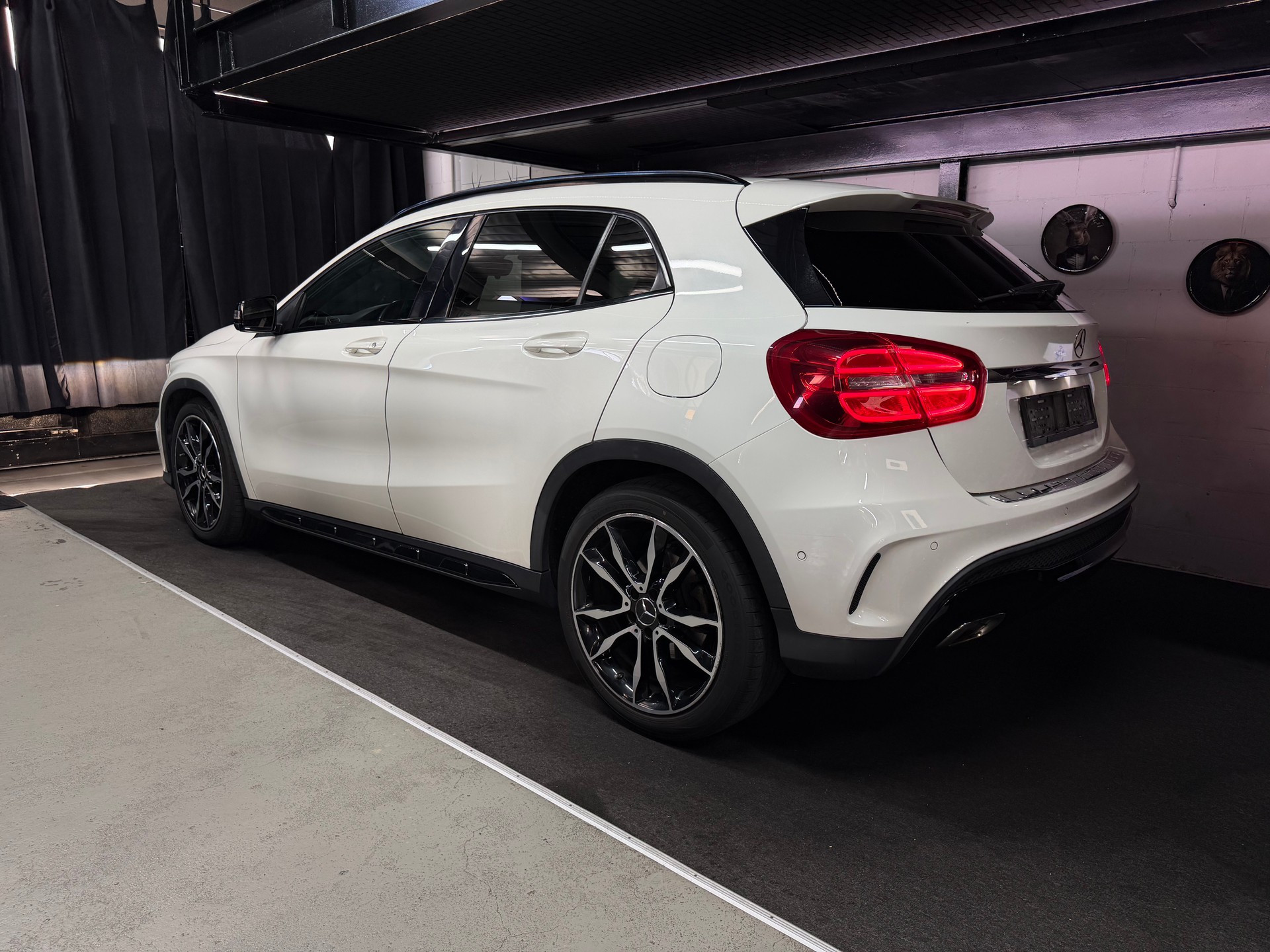 MERCEDES-BENZ GLA 200 AMG Line 7G-DCT-image-2