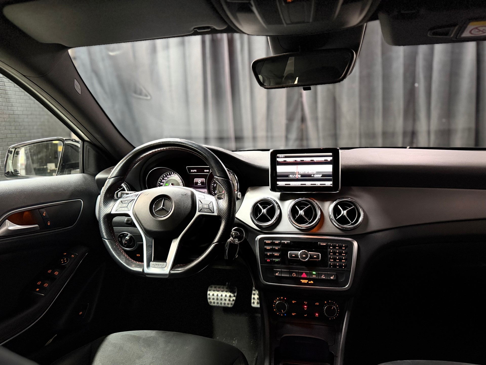 MERCEDES-BENZ GLA 200 AMG Line 7G-DCT-image-11