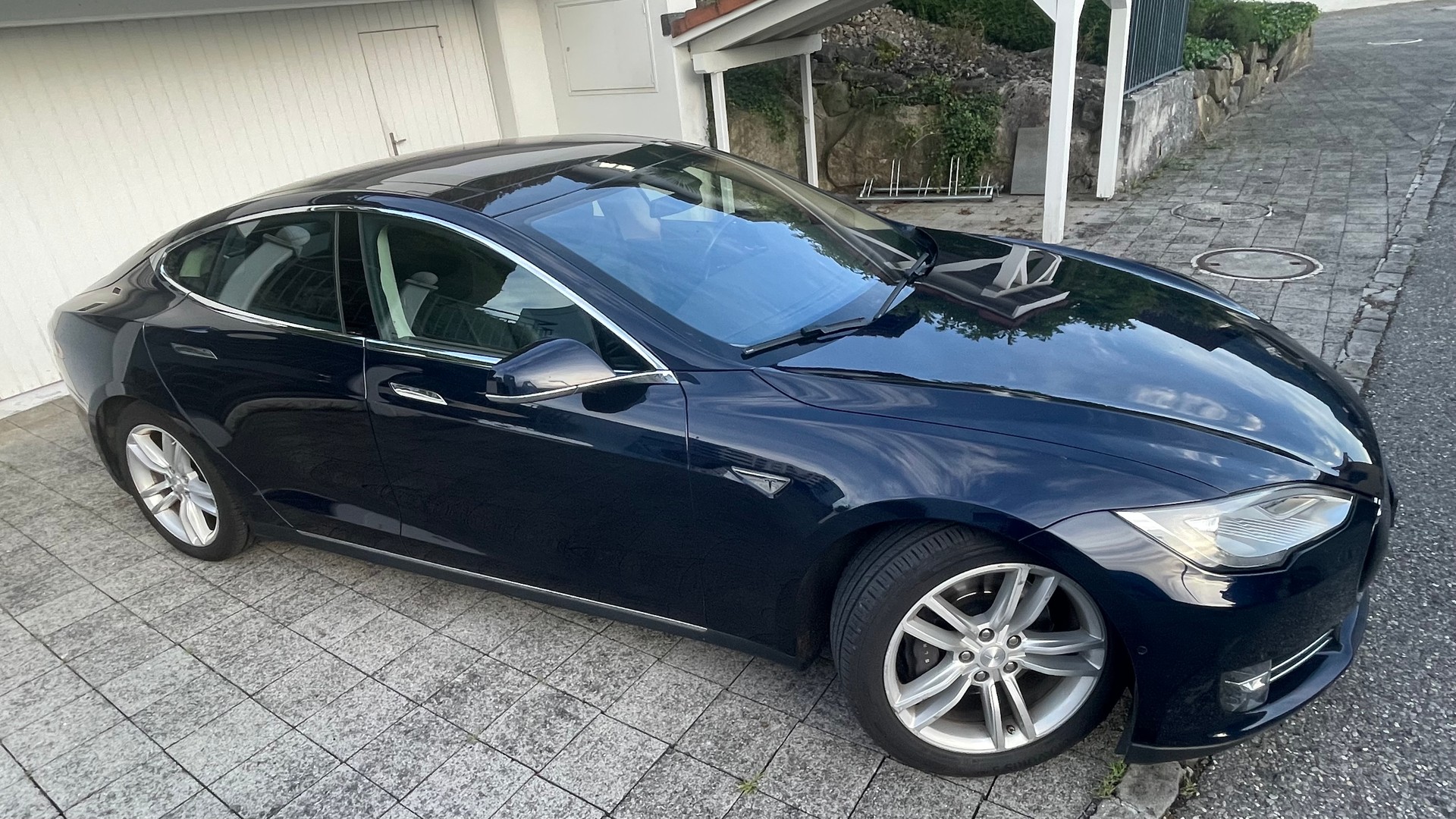 TESLA 85-image-0