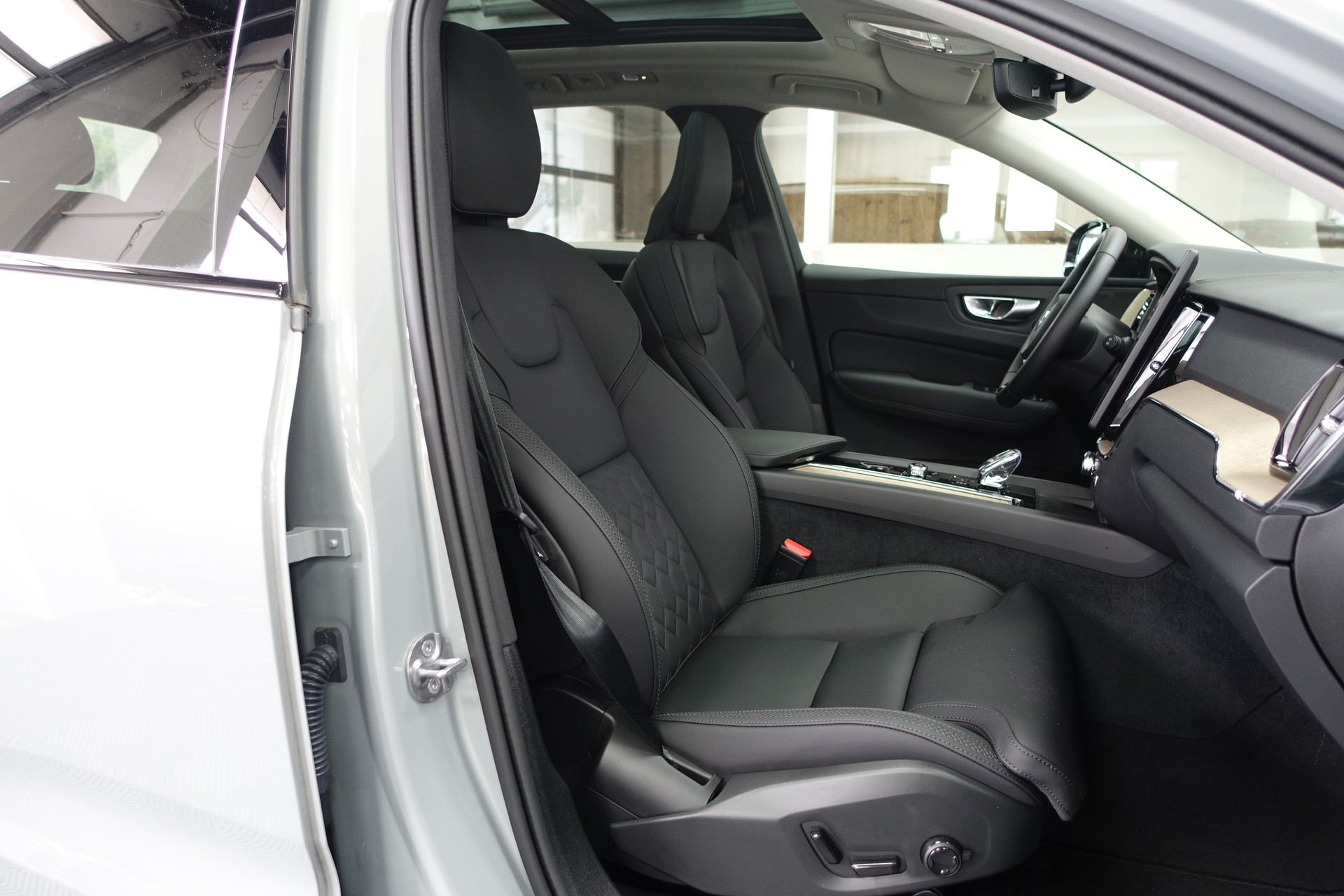 VOLVO XC60 2.0 B5 MH Plus Dark AWD *neues Modell*-image-14