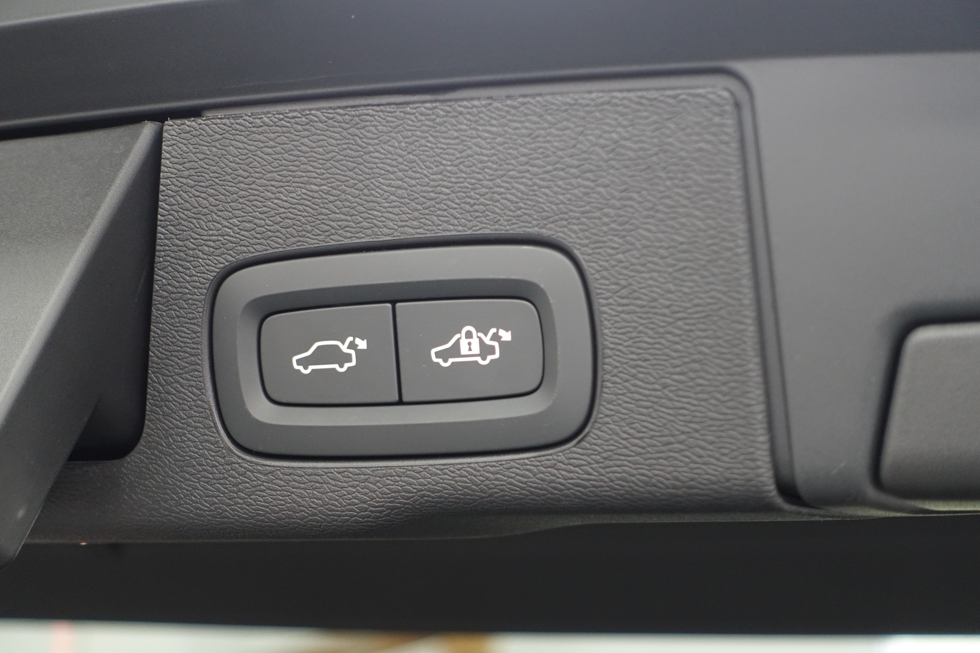 VOLVO XC60 2.0 B5 MH Plus Dark AWD *neues Modell*-image-23