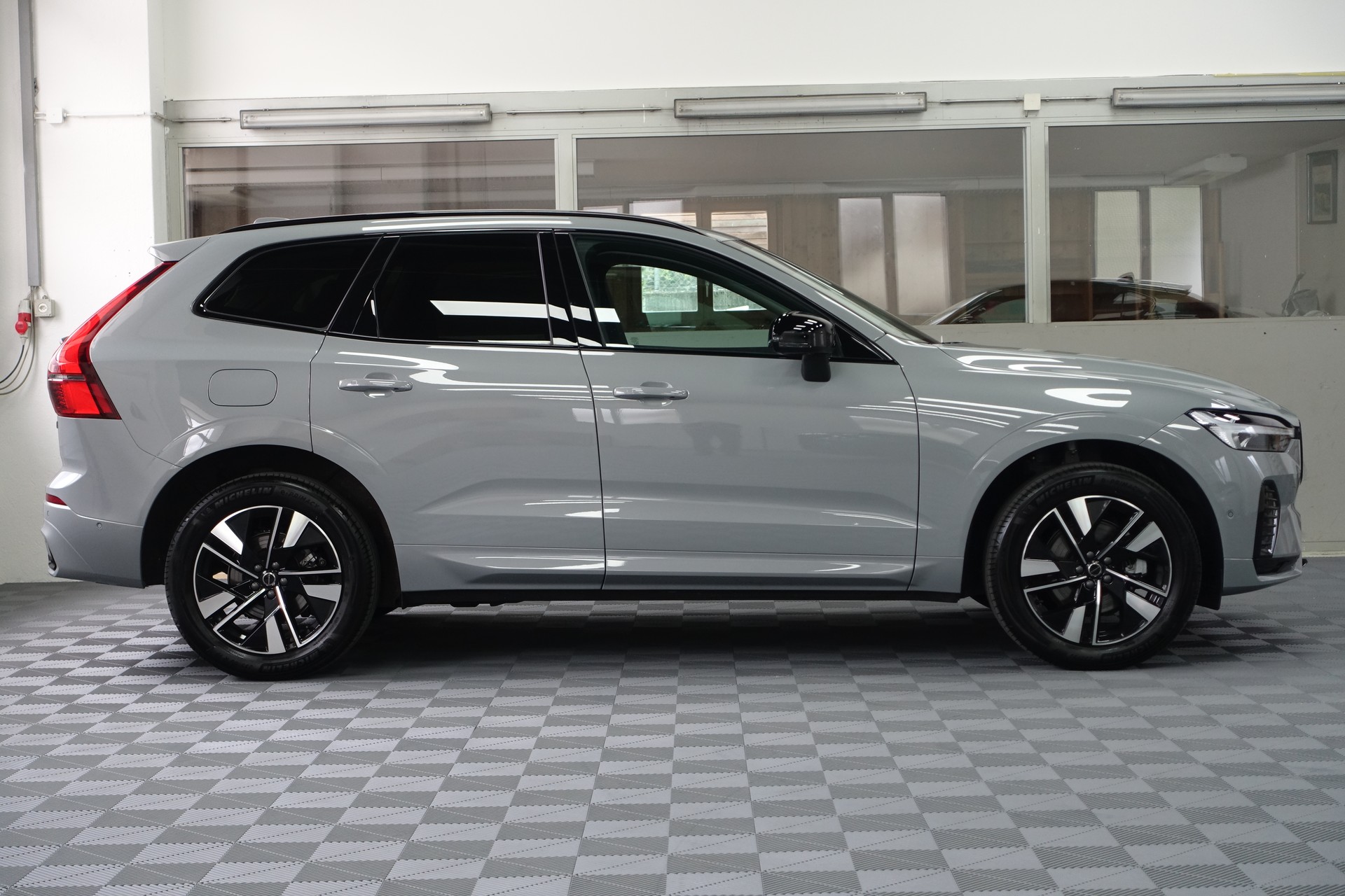 VOLVO XC60 2.0 B5 MH Plus Dark AWD *neues Modell*-image-4