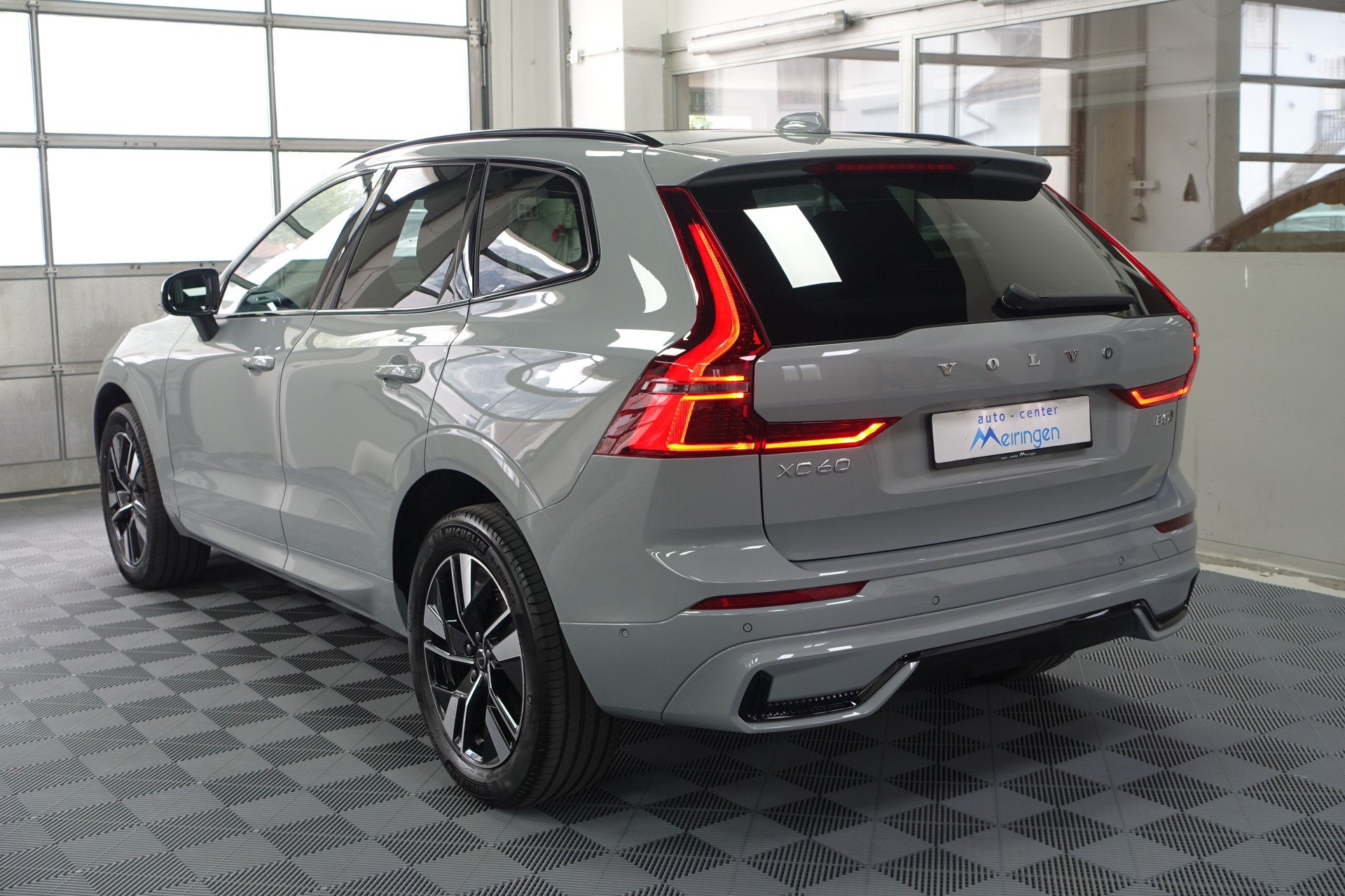 VOLVO XC60 2.0 B5 MH Plus Dark AWD *neues Modell*-image-6