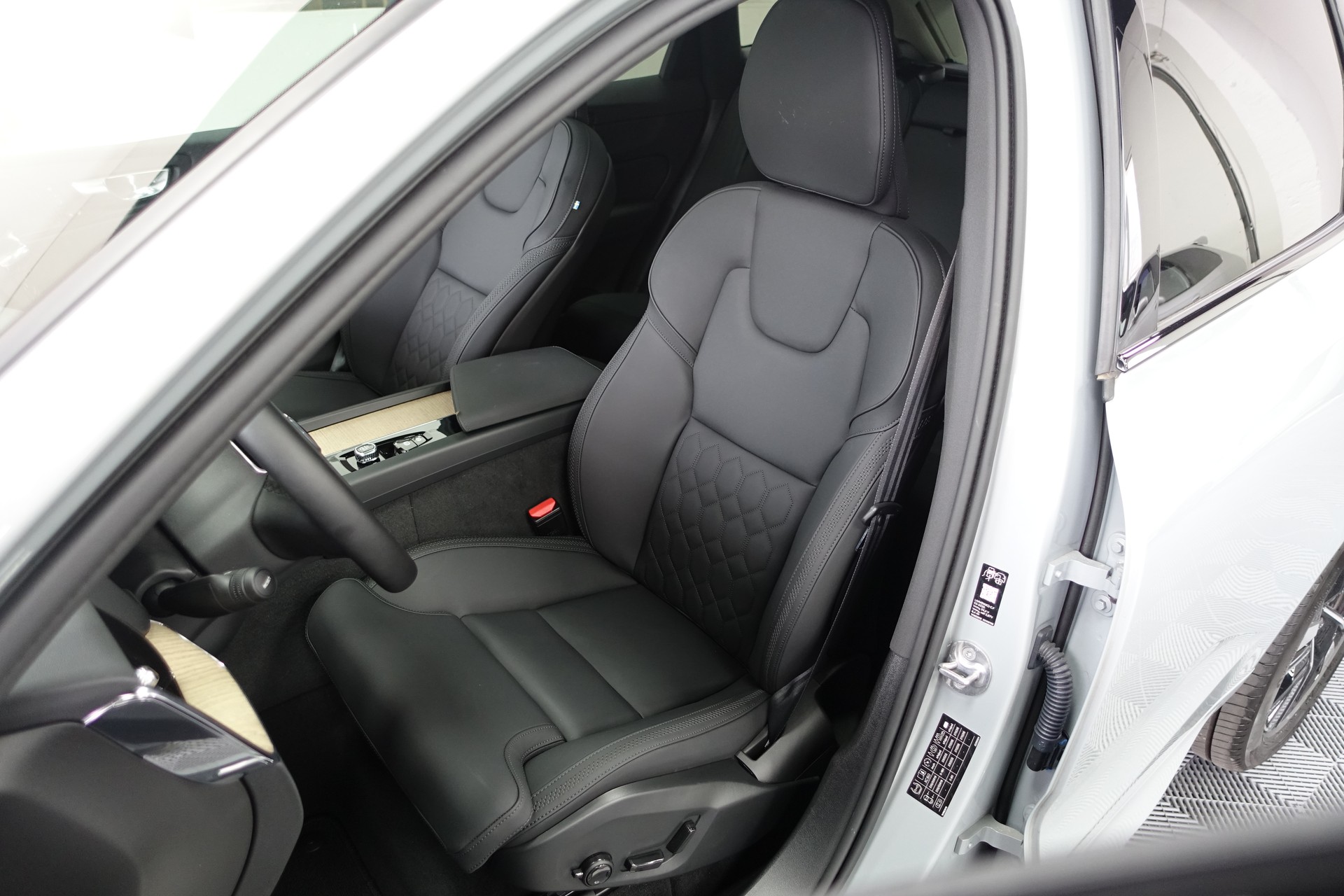 VOLVO XC60 2.0 B5 MH Plus Dark AWD *neues Modell*-image-13