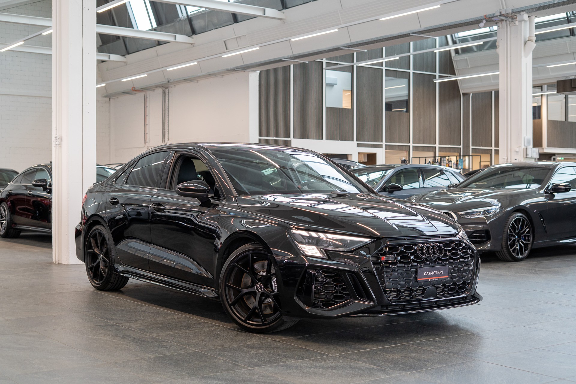 AUDI RS3 Limousine 2.5 TFSI quattro S-Tronic / Alcantara-Lenkrad / Bang&Olufsen / Rückfahrkamera-image-2
