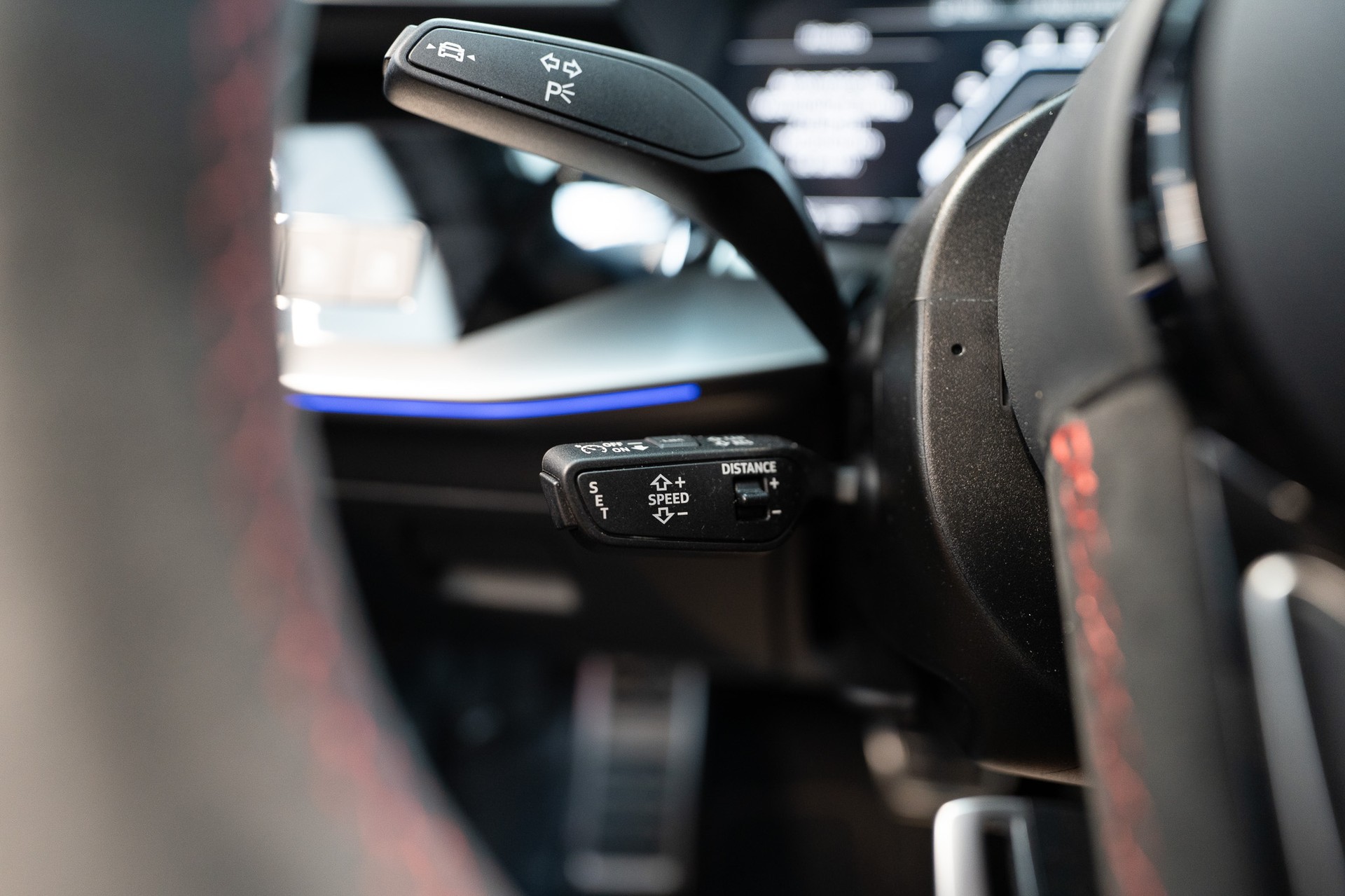 AUDI RS3 Limousine 2.5 TFSI quattro S-Tronic / Alcantara-Lenkrad / Bang&Olufsen / Rückfahrkamera-image-23