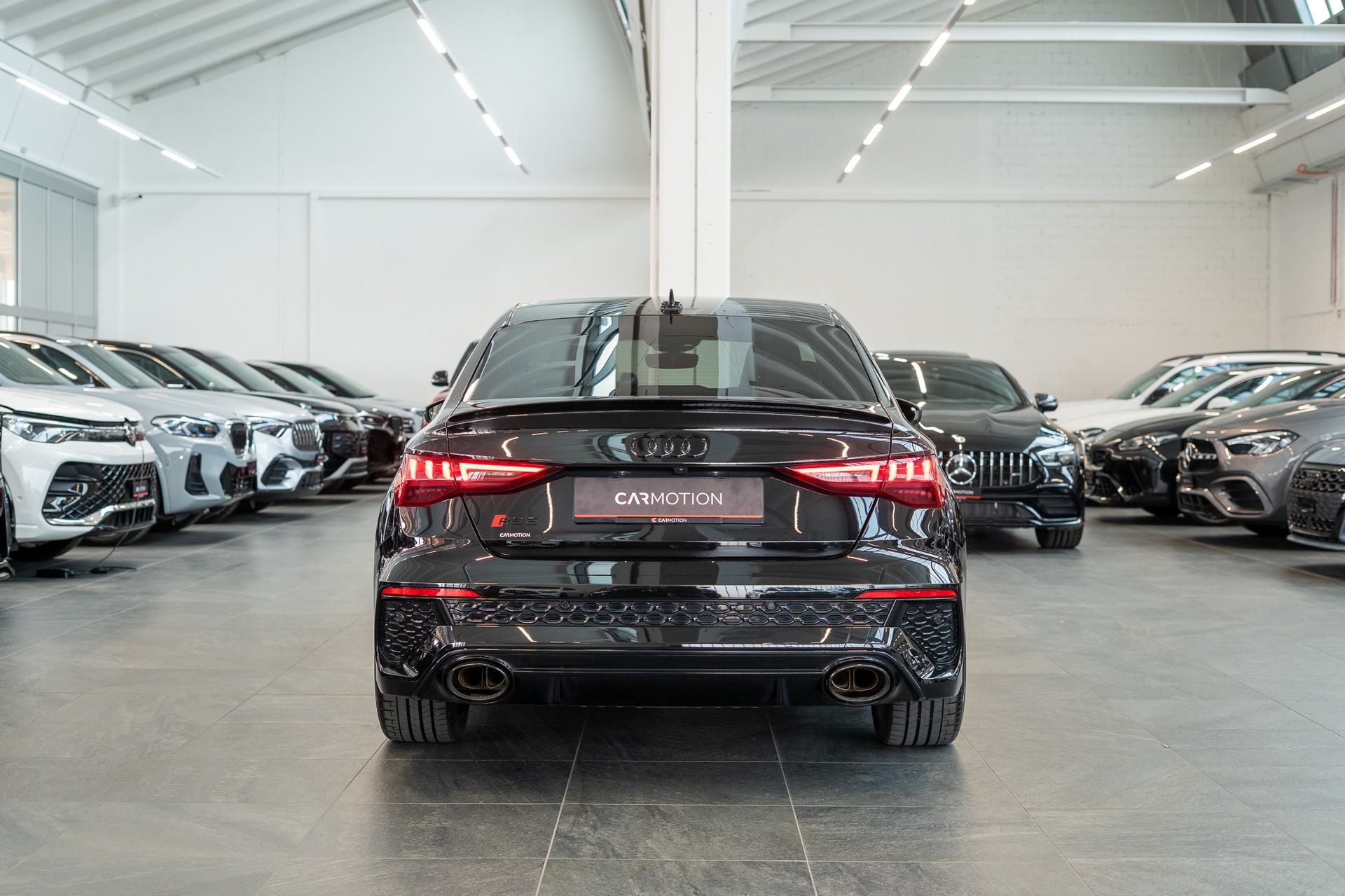 AUDI RS3 Limousine 2.5 TFSI quattro S-Tronic / Alcantara-Lenkrad / Bang&Olufsen / Rückfahrkamera-image-4