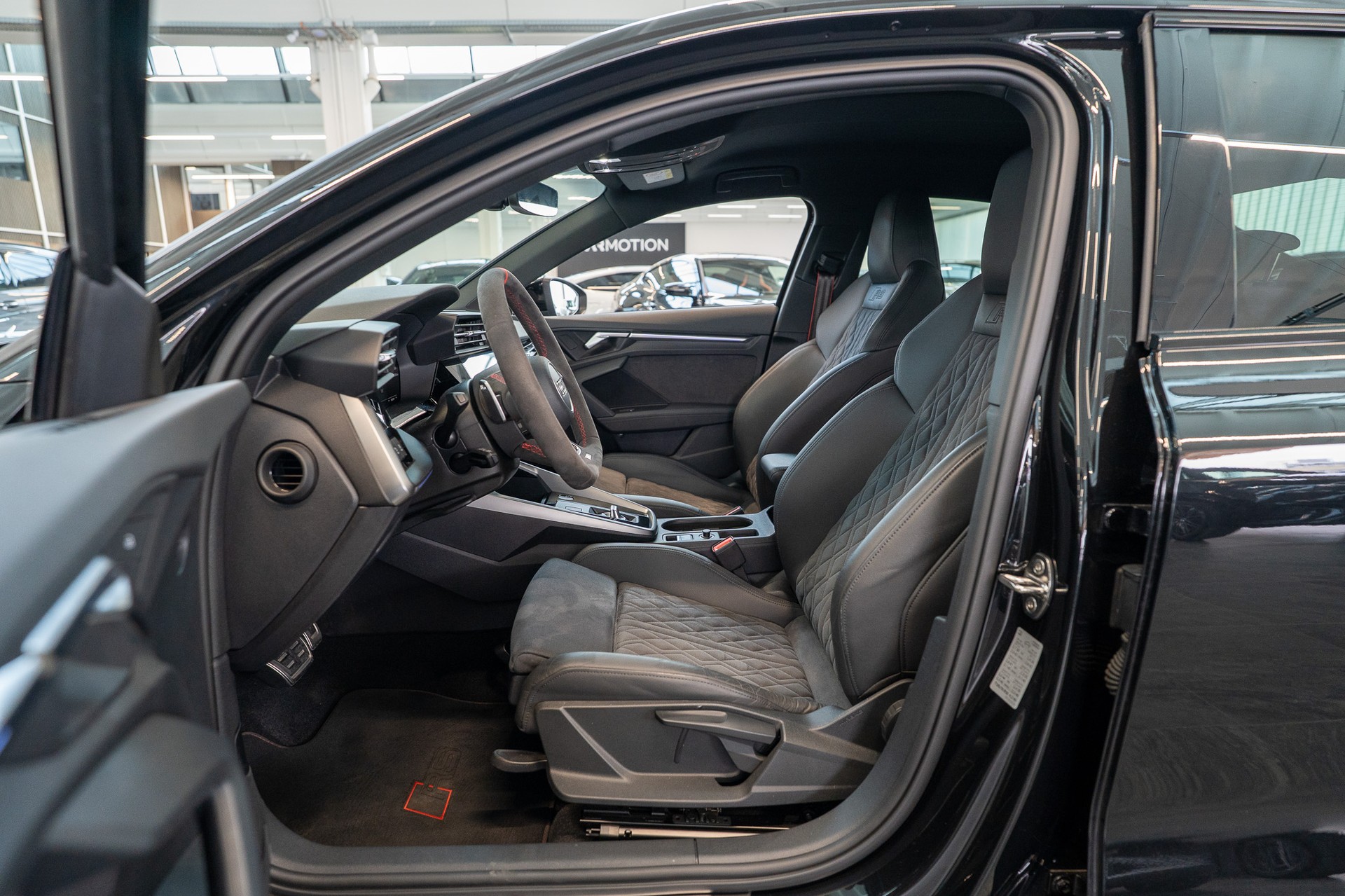AUDI RS3 Limousine 2.5 TFSI quattro S-Tronic / Alcantara-Lenkrad / Bang&Olufsen / Rückfahrkamera-image-13