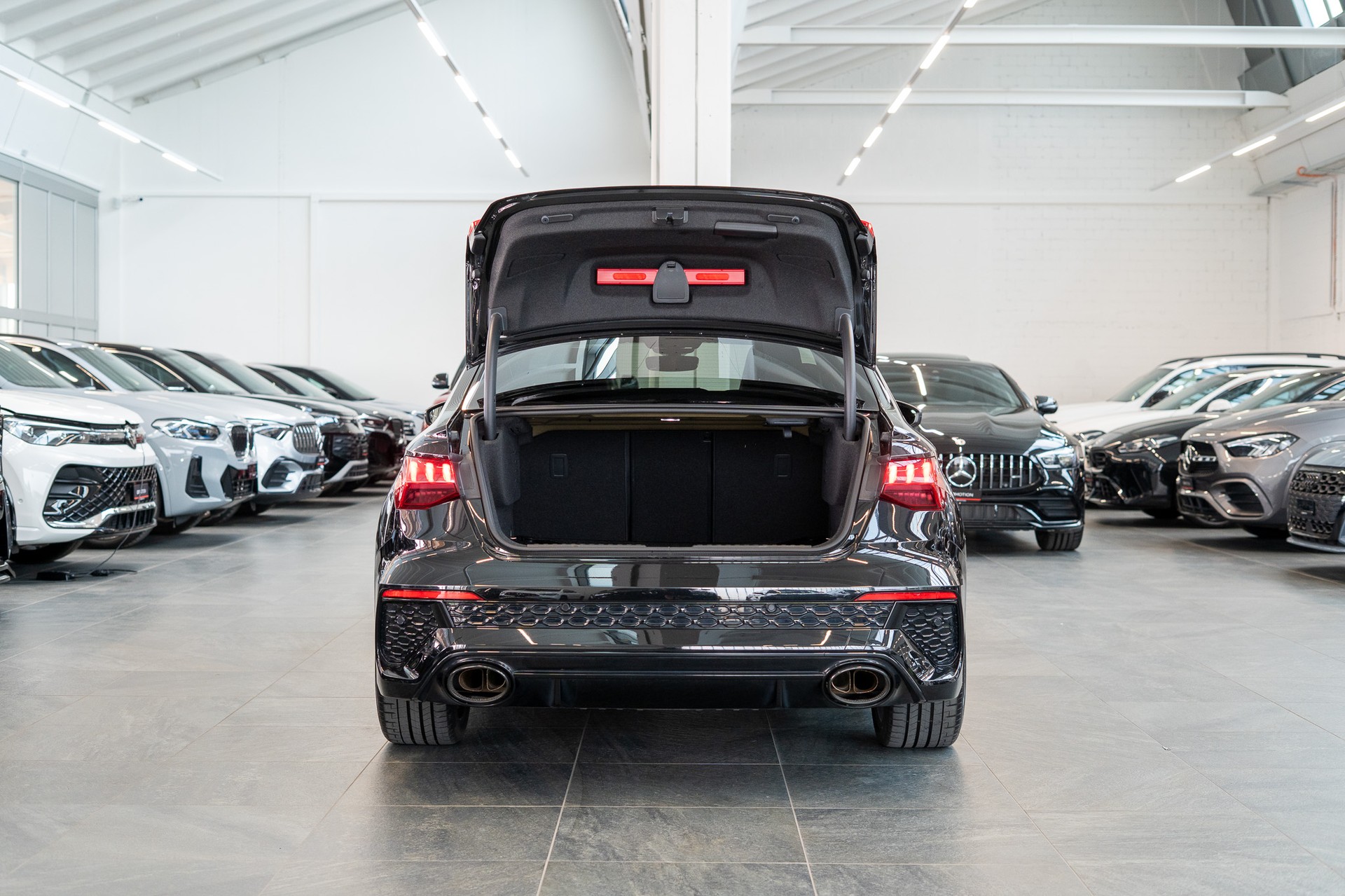 AUDI RS3 Limousine 2.5 TFSI quattro S-Tronic / Alcantara-Lenkrad / Bang&Olufsen / Rückfahrkamera-image-5