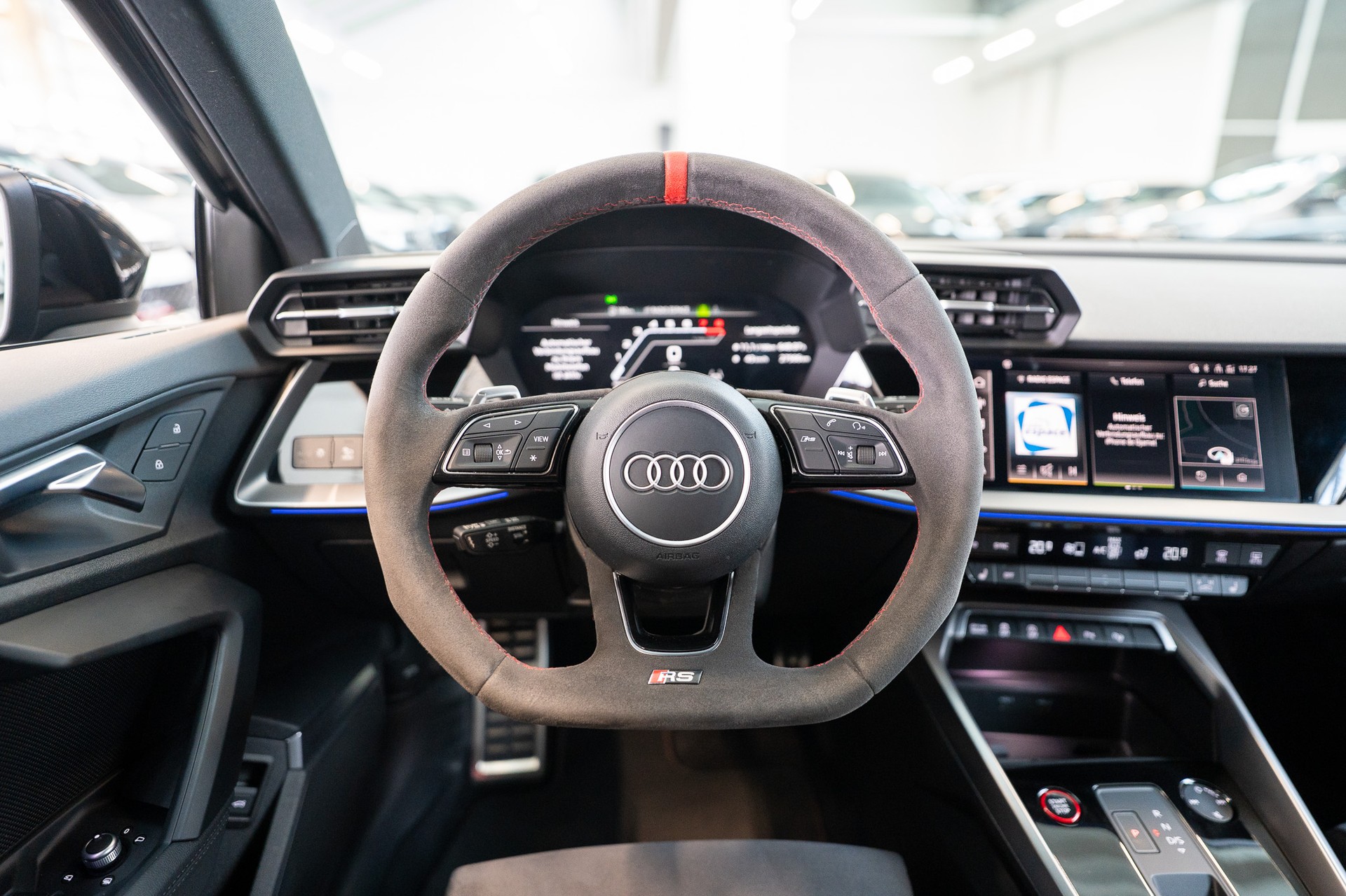 AUDI RS3 Limousine 2.5 TFSI quattro S-Tronic / Alcantara-Lenkrad / Bang&Olufsen / Rückfahrkamera-image-18