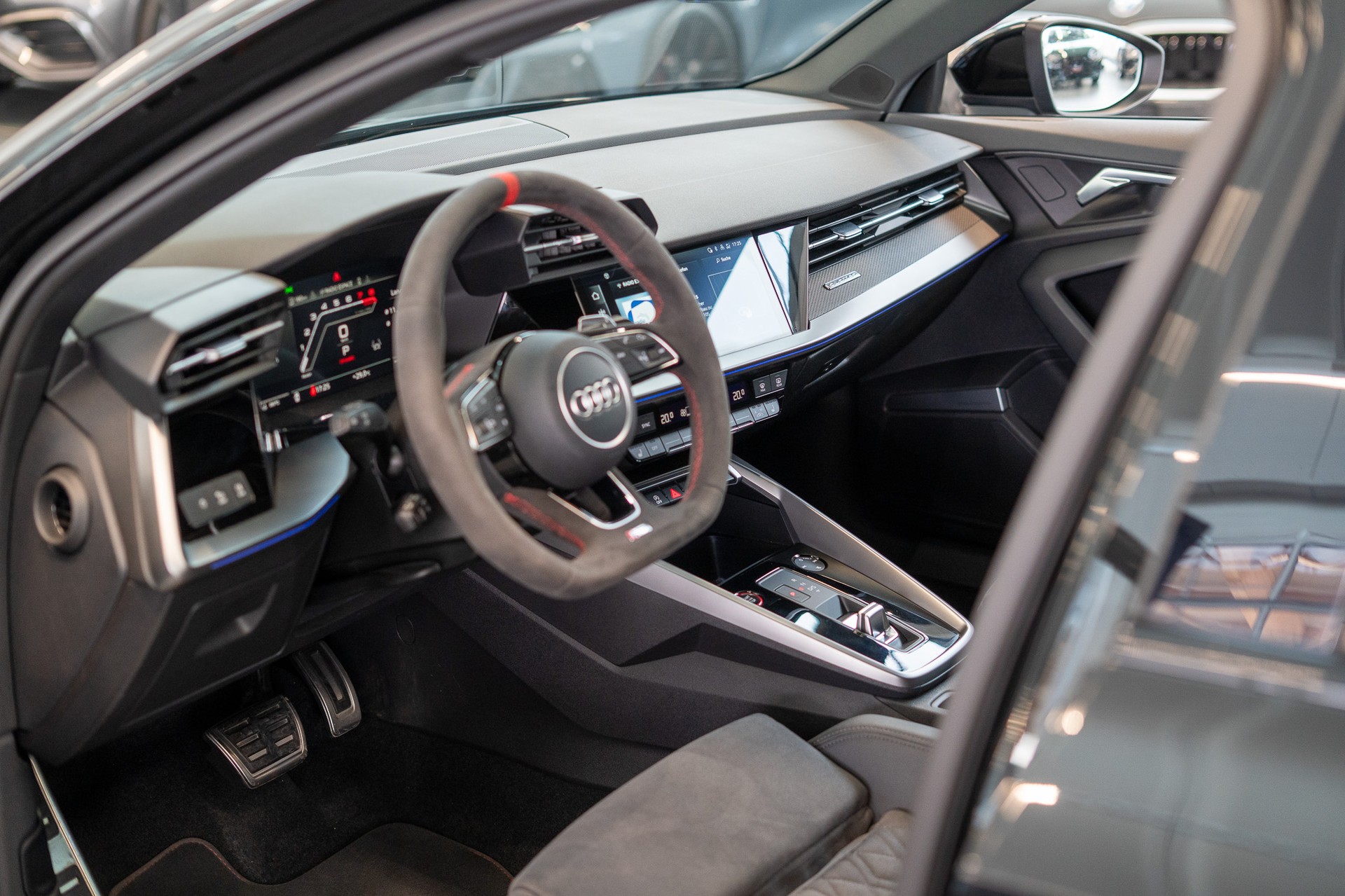 AUDI RS3 Limousine 2.5 TFSI quattro S-Tronic / Alcantara-Lenkrad / Bang&Olufsen / Rückfahrkamera-image-11