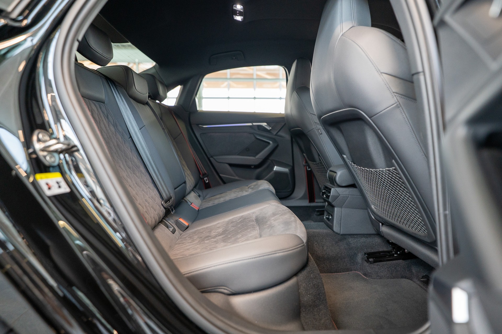 AUDI RS3 Limousine 2.5 TFSI quattro S-Tronic / Alcantara-Lenkrad / Bang&Olufsen / Rückfahrkamera-image-16