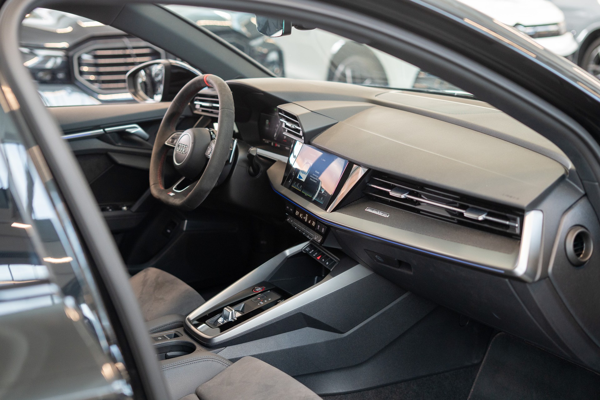 AUDI RS3 Limousine 2.5 TFSI quattro S-Tronic / Alcantara-Lenkrad / Bang&Olufsen / Rückfahrkamera-image-12