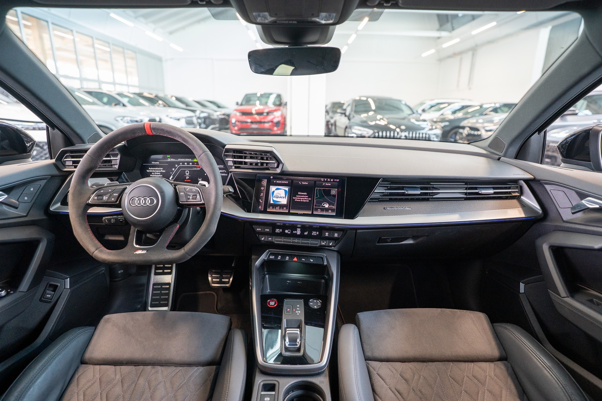 AUDI RS3 Limousine 2.5 TFSI quattro S-Tronic / Alcantara-Lenkrad / Bang&Olufsen / Rückfahrkamera-image-17
