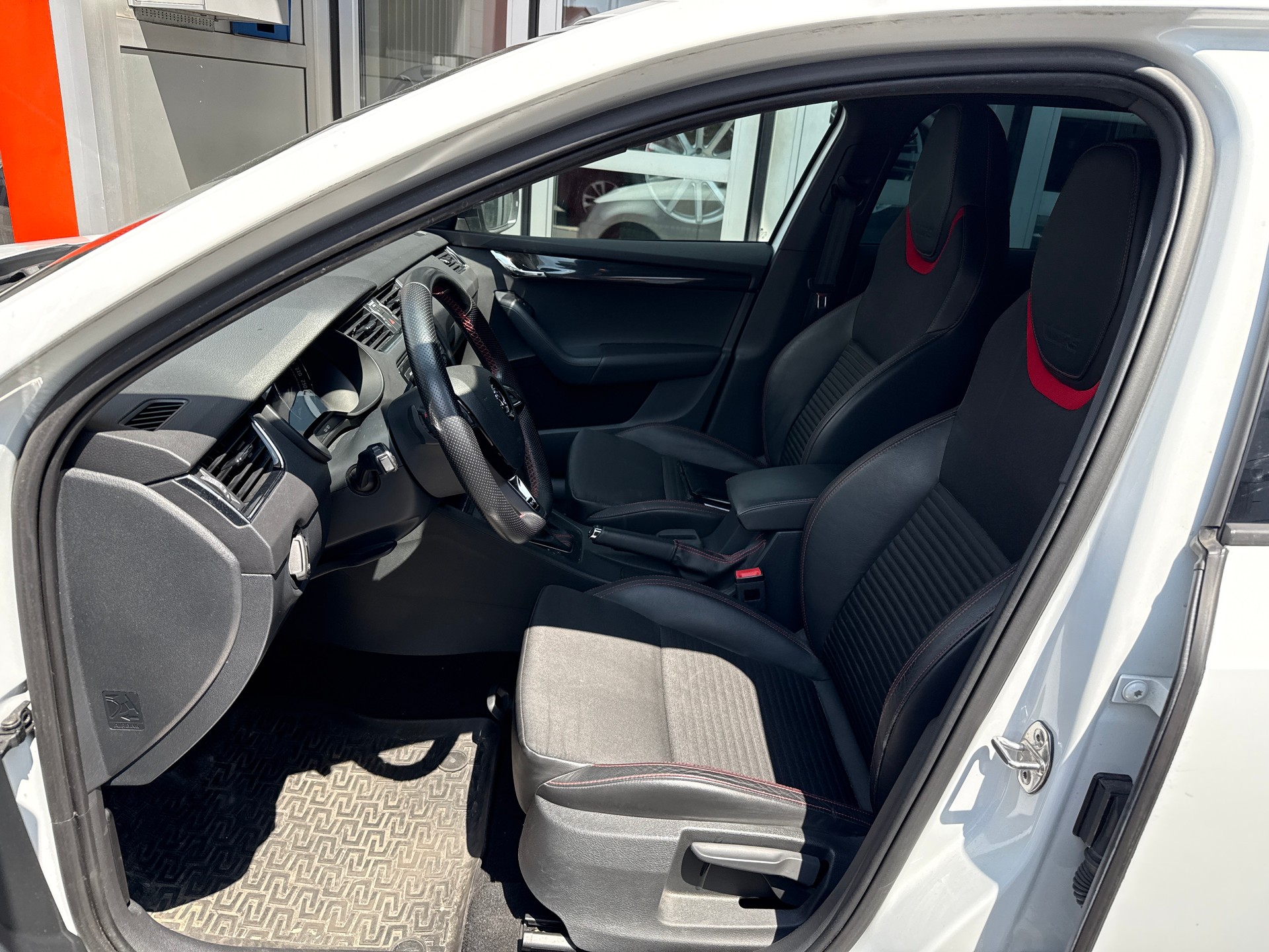 SKODA Octavia Combi 2.0 TSI RS DSG-image-4