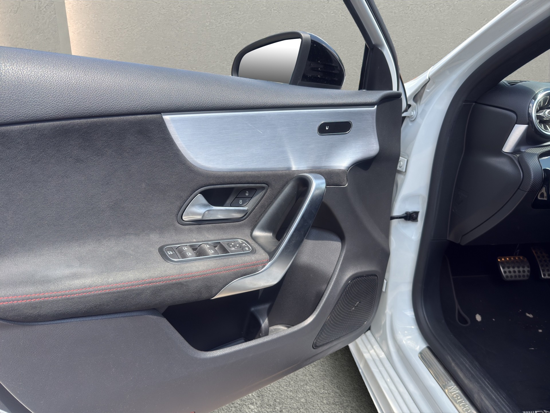 MERCEDES-BENZ A 220 AMG Line 7G-DCT 4Matic-image-9