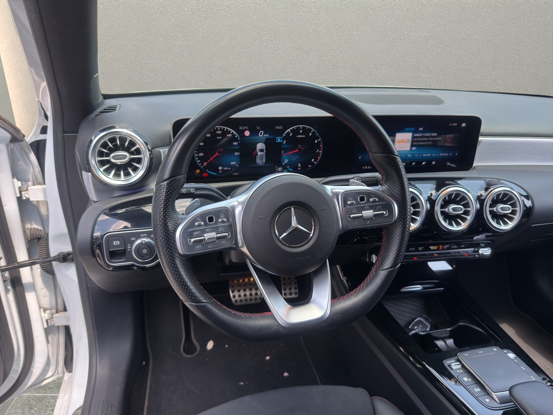 MERCEDES-BENZ A 220 AMG Line 7G-DCT 4Matic-image-8