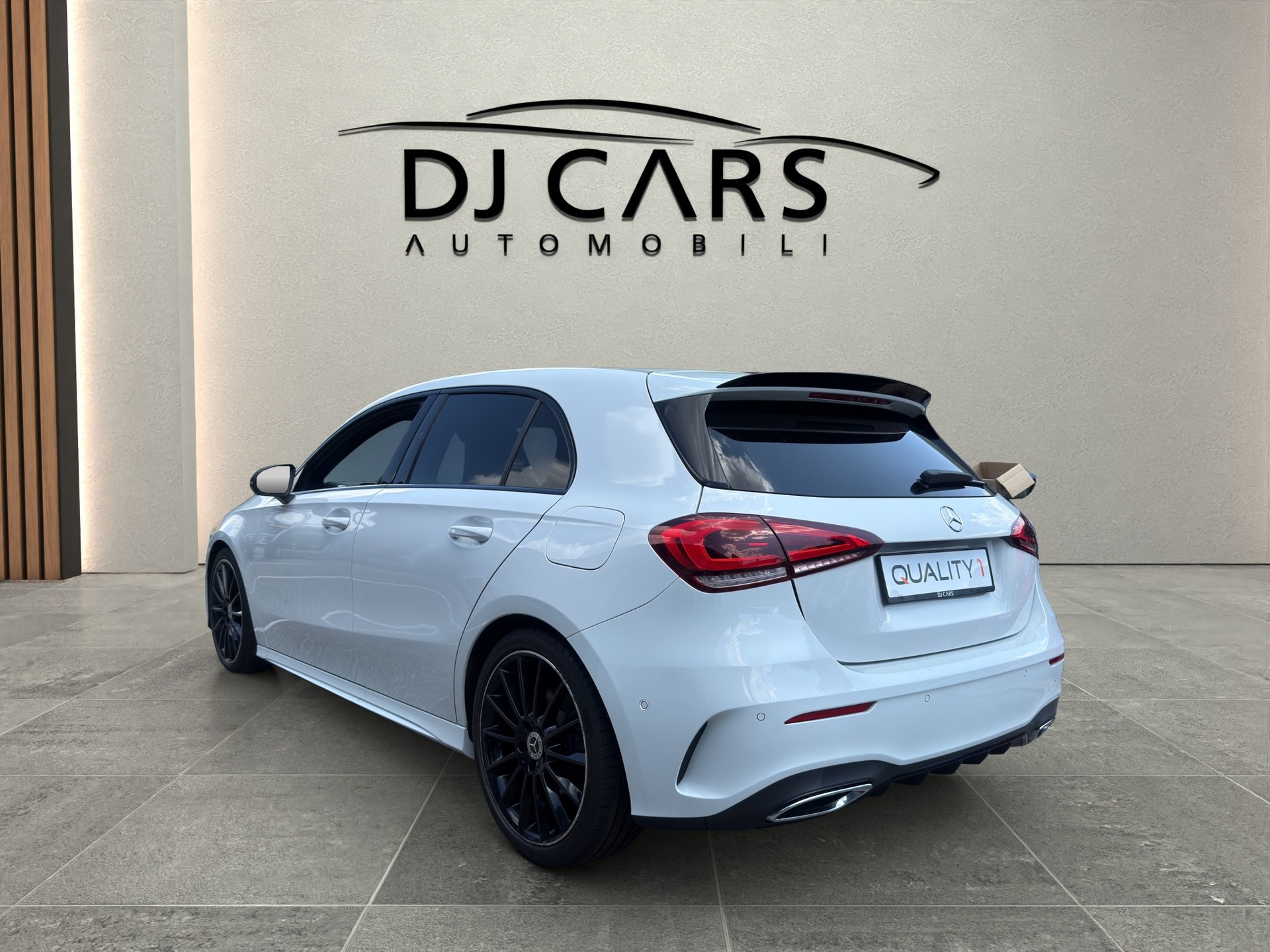 MERCEDES-BENZ A 220 AMG Line 7G-DCT 4Matic-image-4