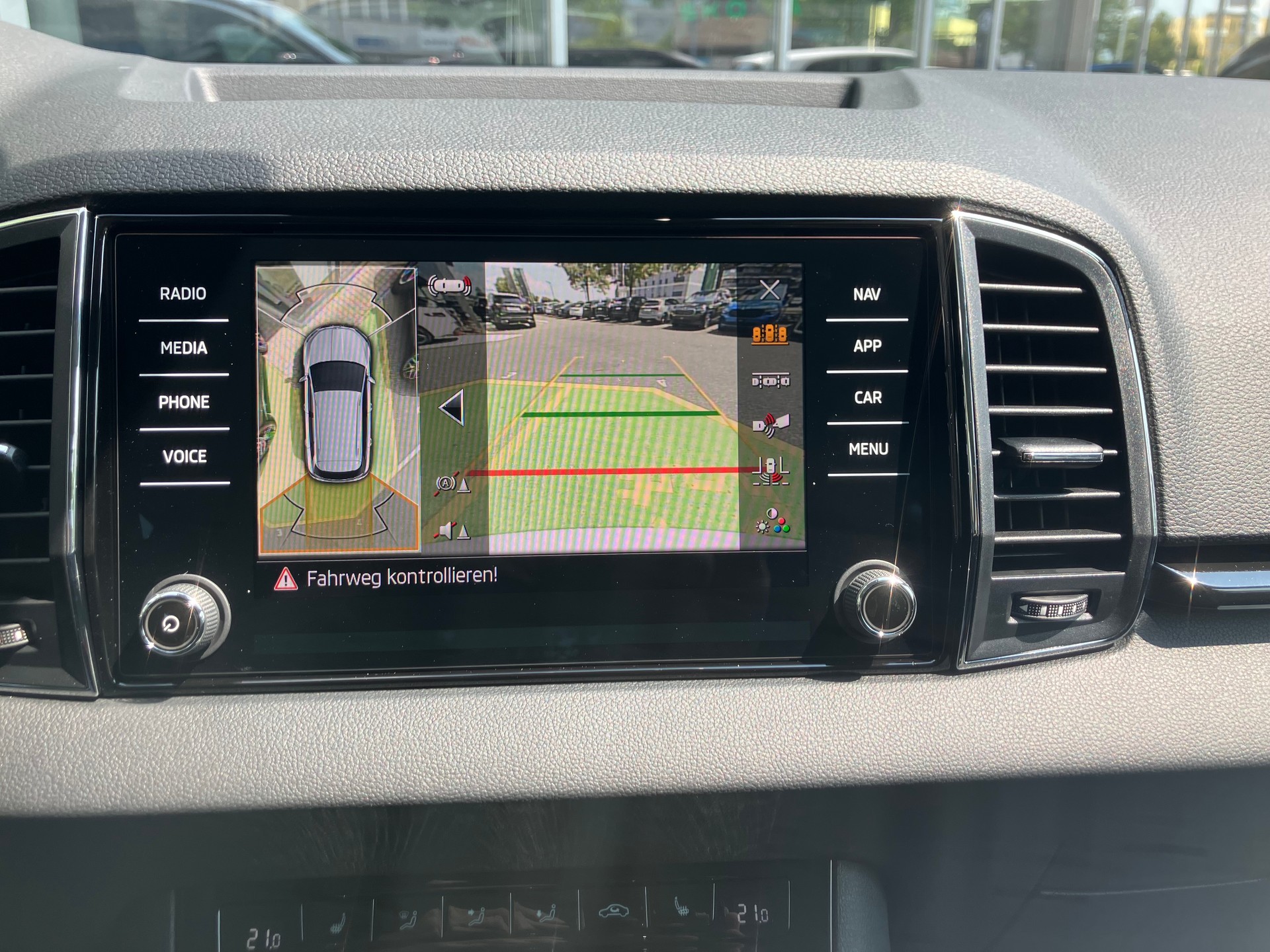 SKODA Karoq 2.0 TDI CR Dynamic 4x4 DSG-image-9