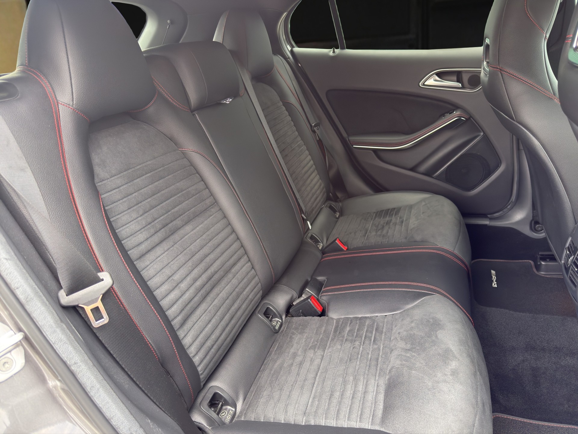 MERCEDES-BENZ GLA 250 AMG Line 4m-image-12