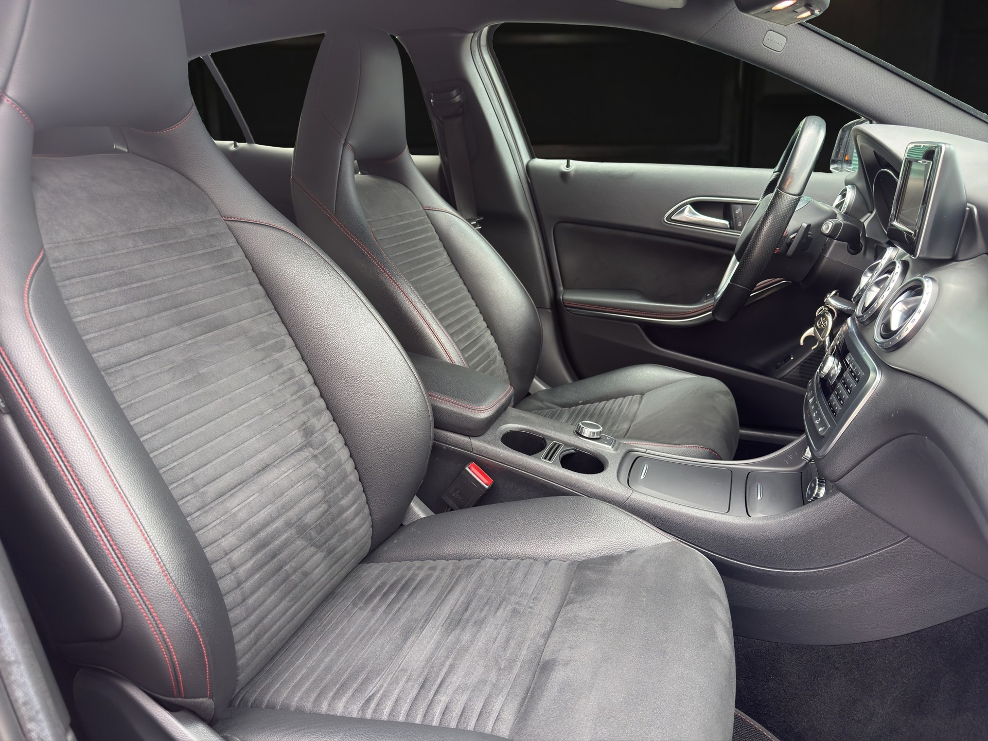 MERCEDES-BENZ GLA 250 AMG Line 4m-image-9