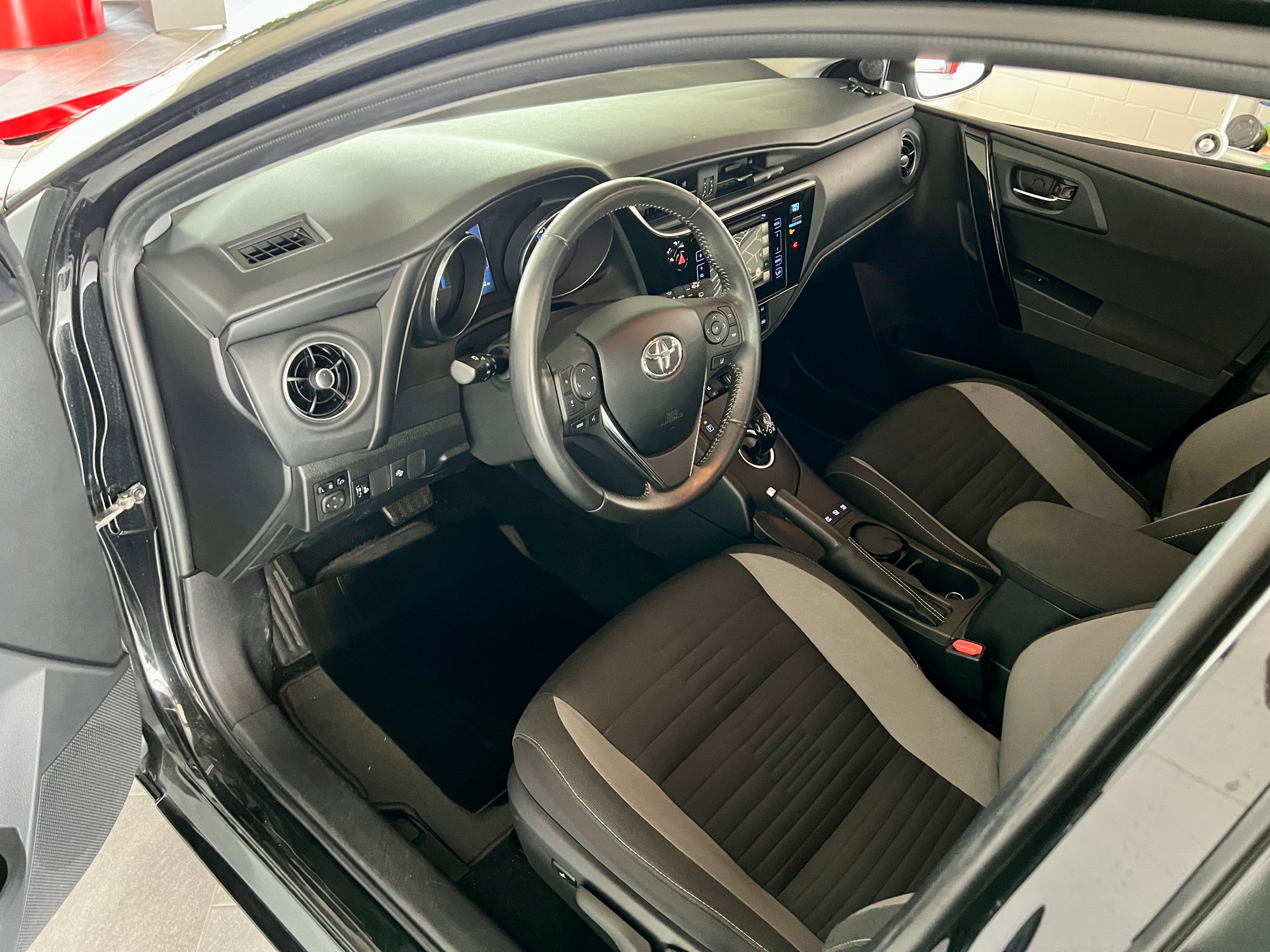 TOYOTA Auris 1.8 HSD Trend e-CVT-image-8