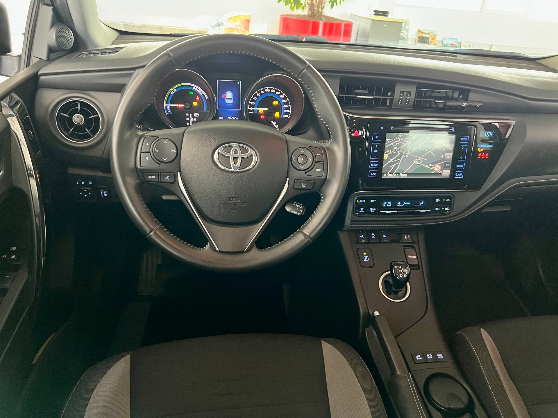 TOYOTA Auris 1.8 HSD Trend e-CVT-image-11