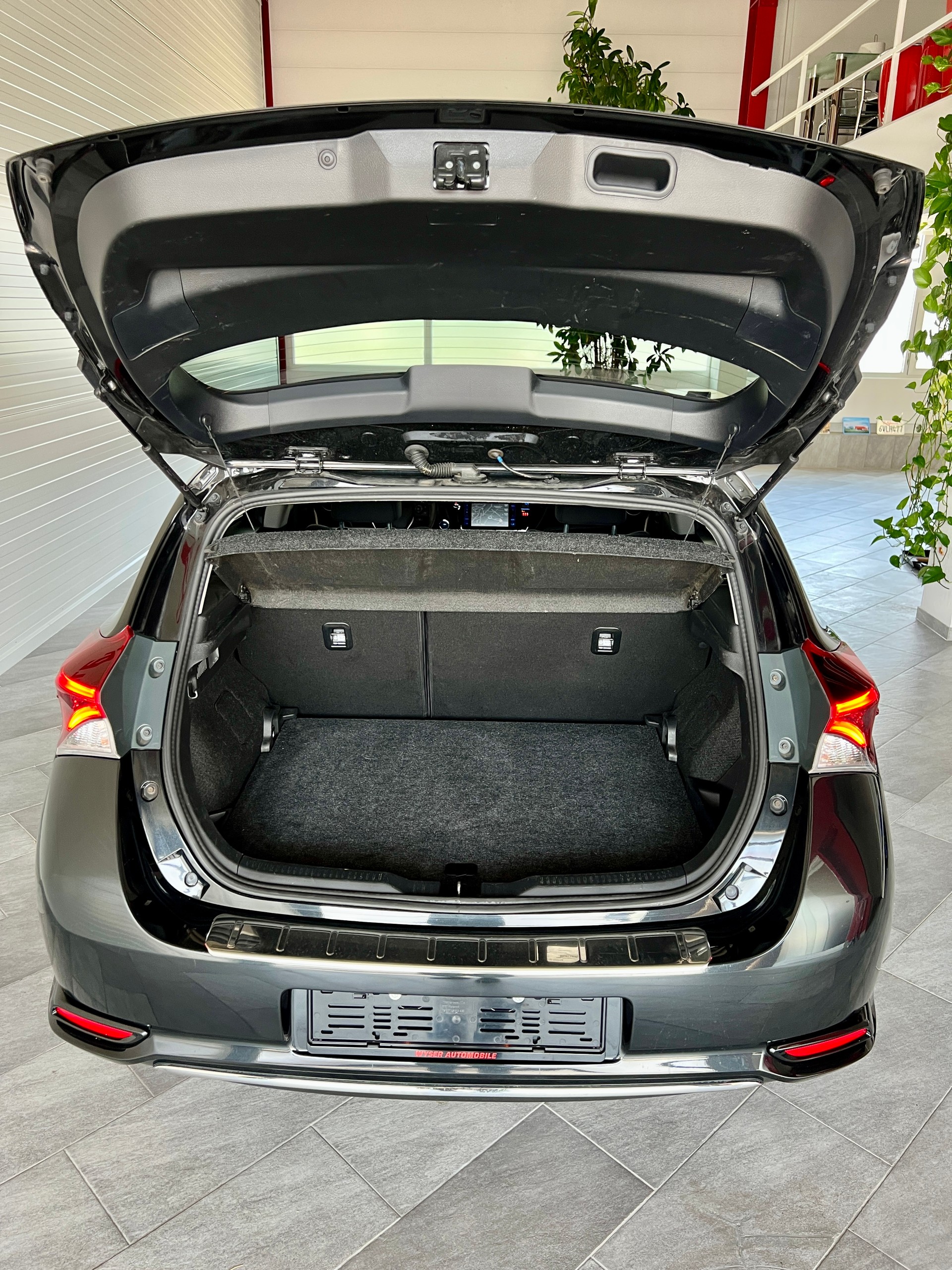 TOYOTA Auris 1.8 HSD Trend e-CVT-image-12