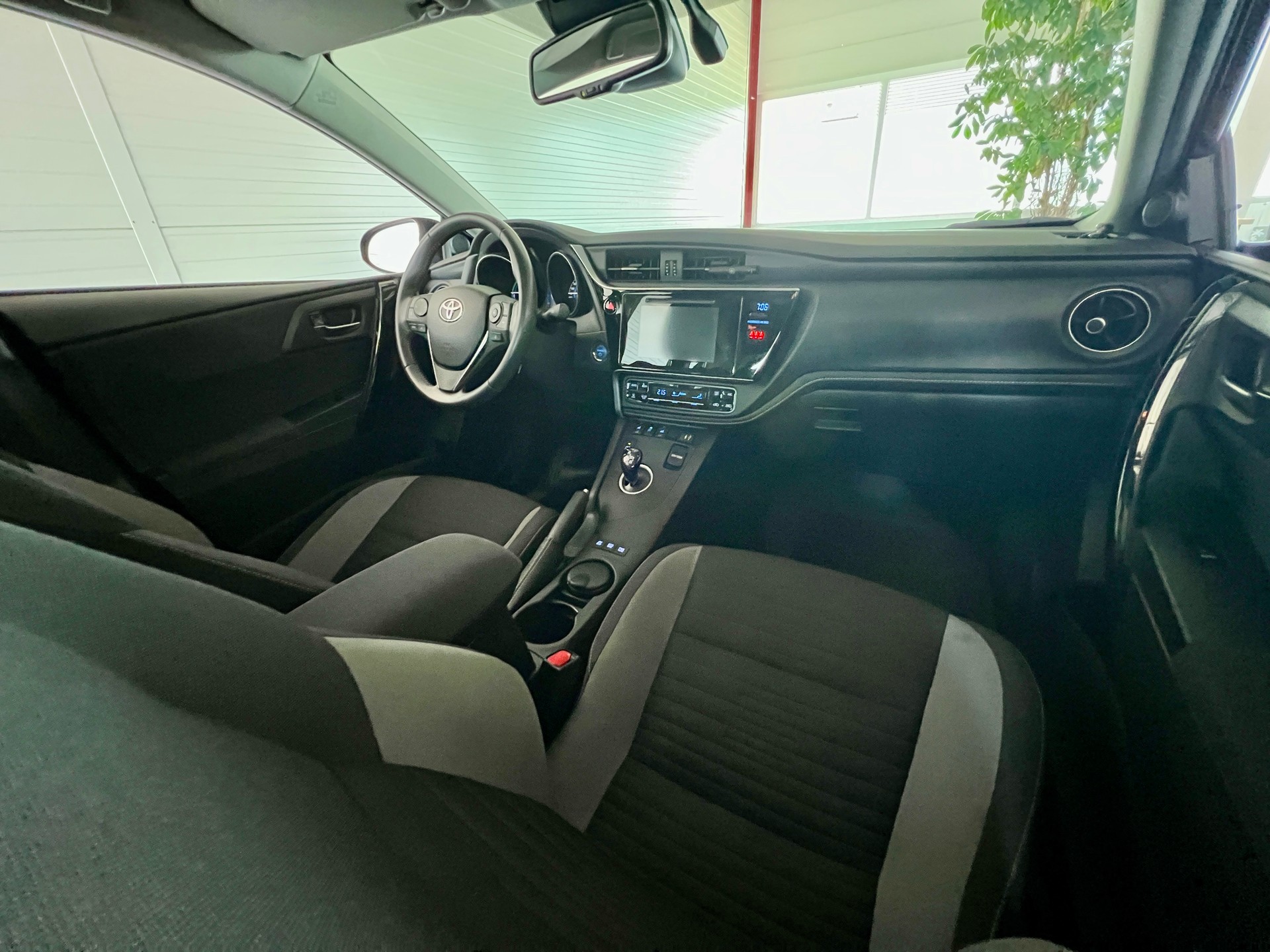 TOYOTA Auris 1.8 HSD Trend e-CVT-image-14
