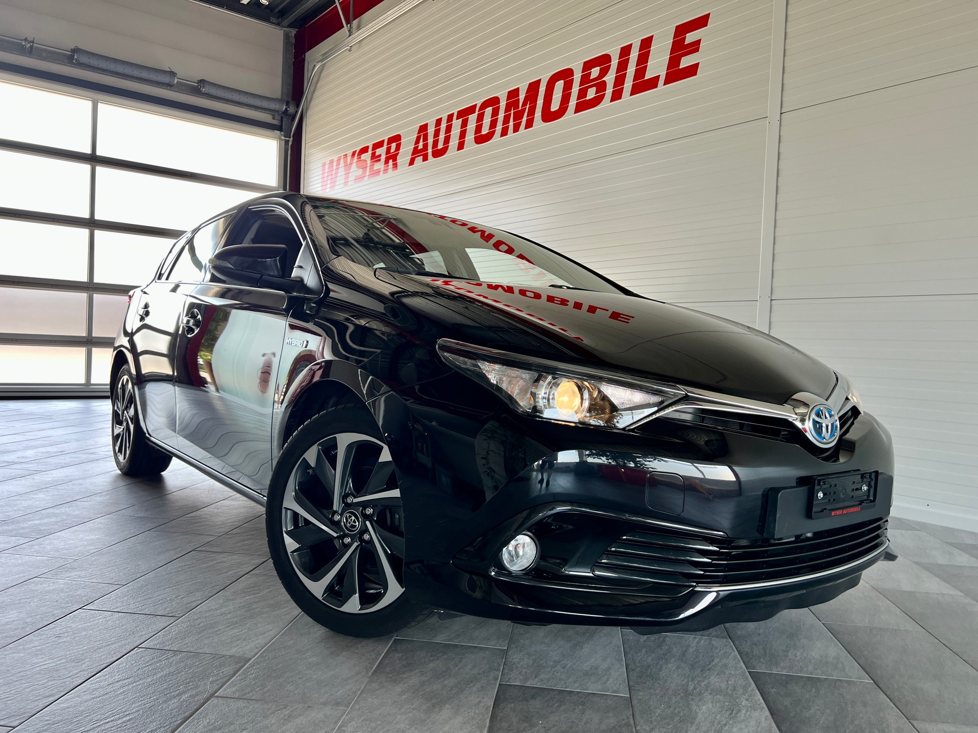 TOYOTA Auris 1.8 HSD Trend e-CVT-image-0