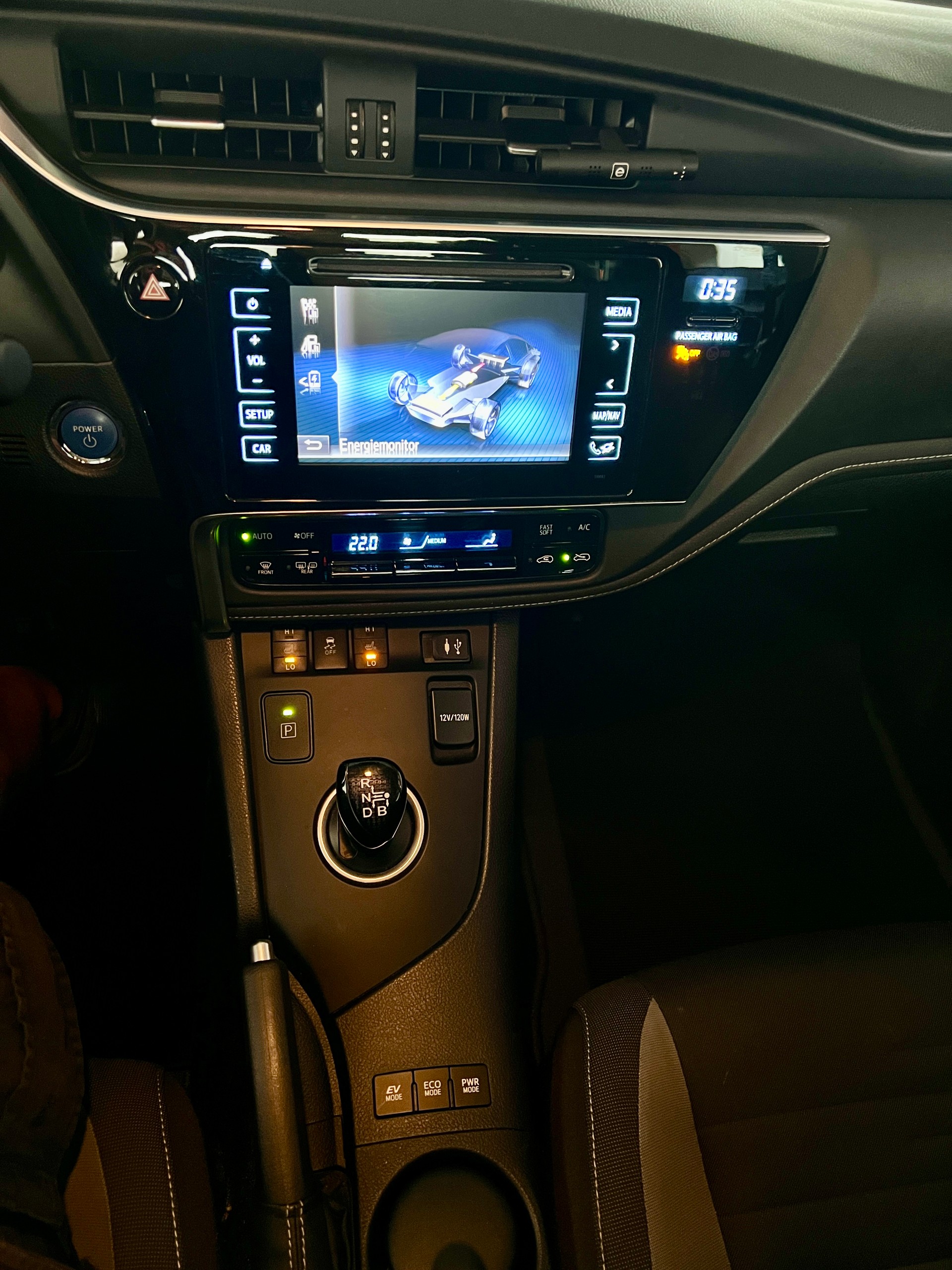 TOYOTA Auris 1.8 HSD Trend e-CVT-image-17