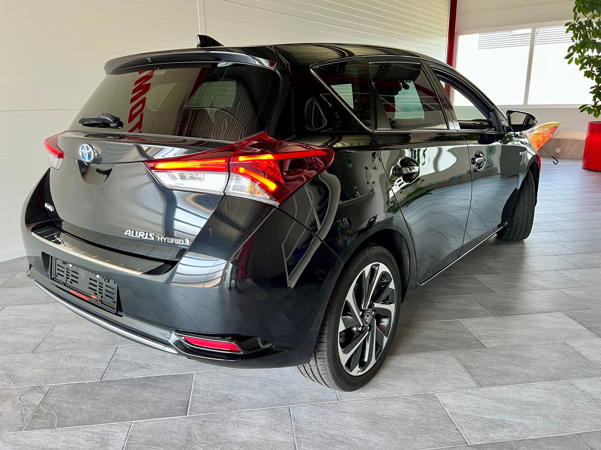 TOYOTA Auris 1.8 HSD Trend e-CVT-image-6