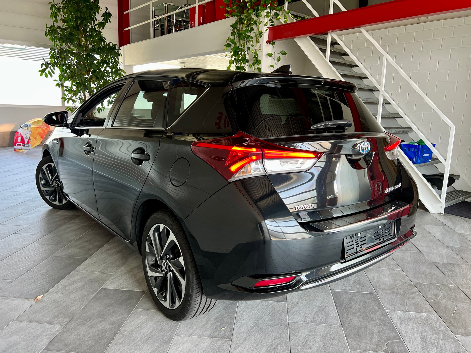 TOYOTA Auris 1.8 HSD Trend e-CVT-image-4