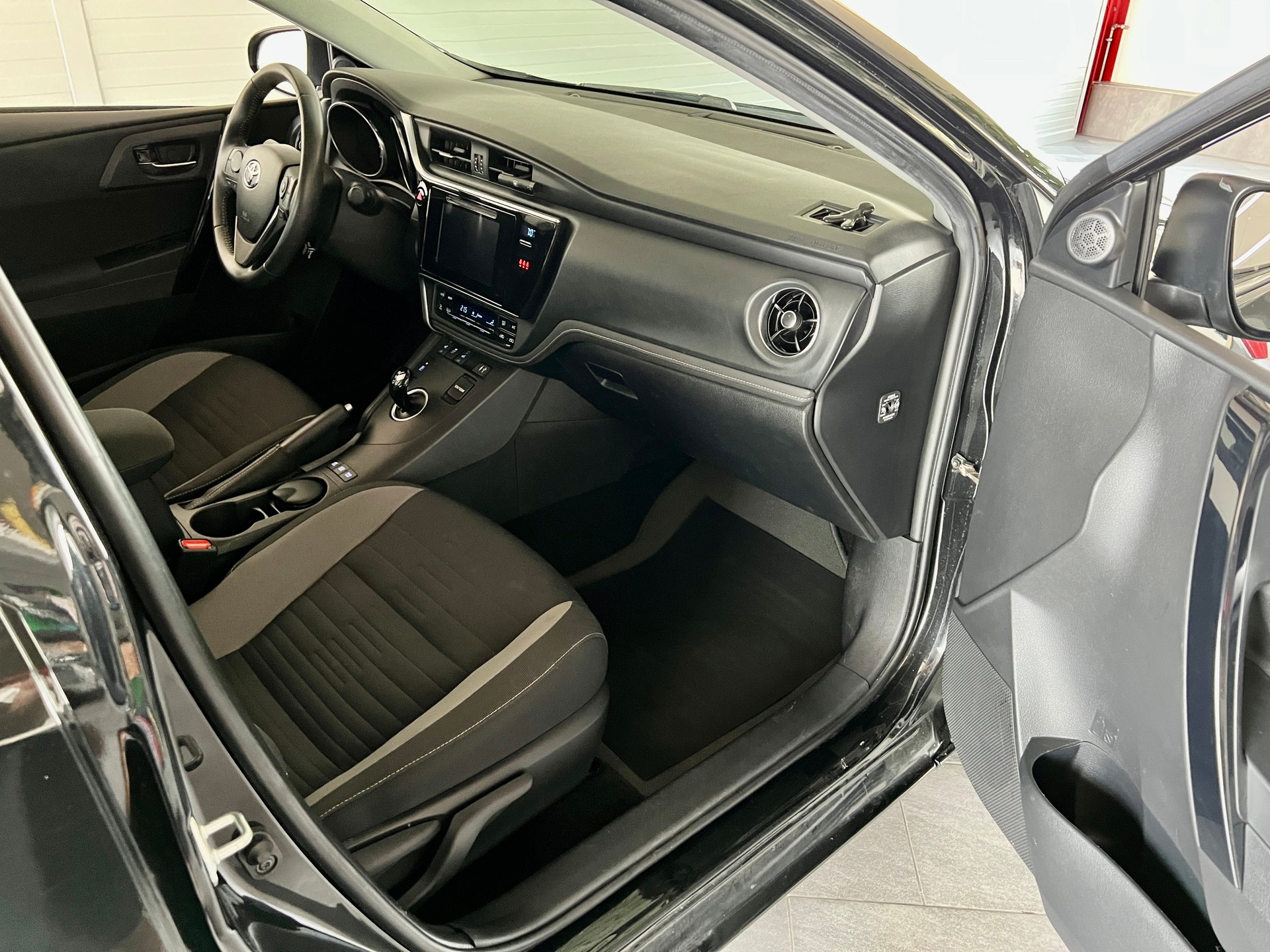 TOYOTA Auris 1.8 HSD Trend e-CVT-image-15